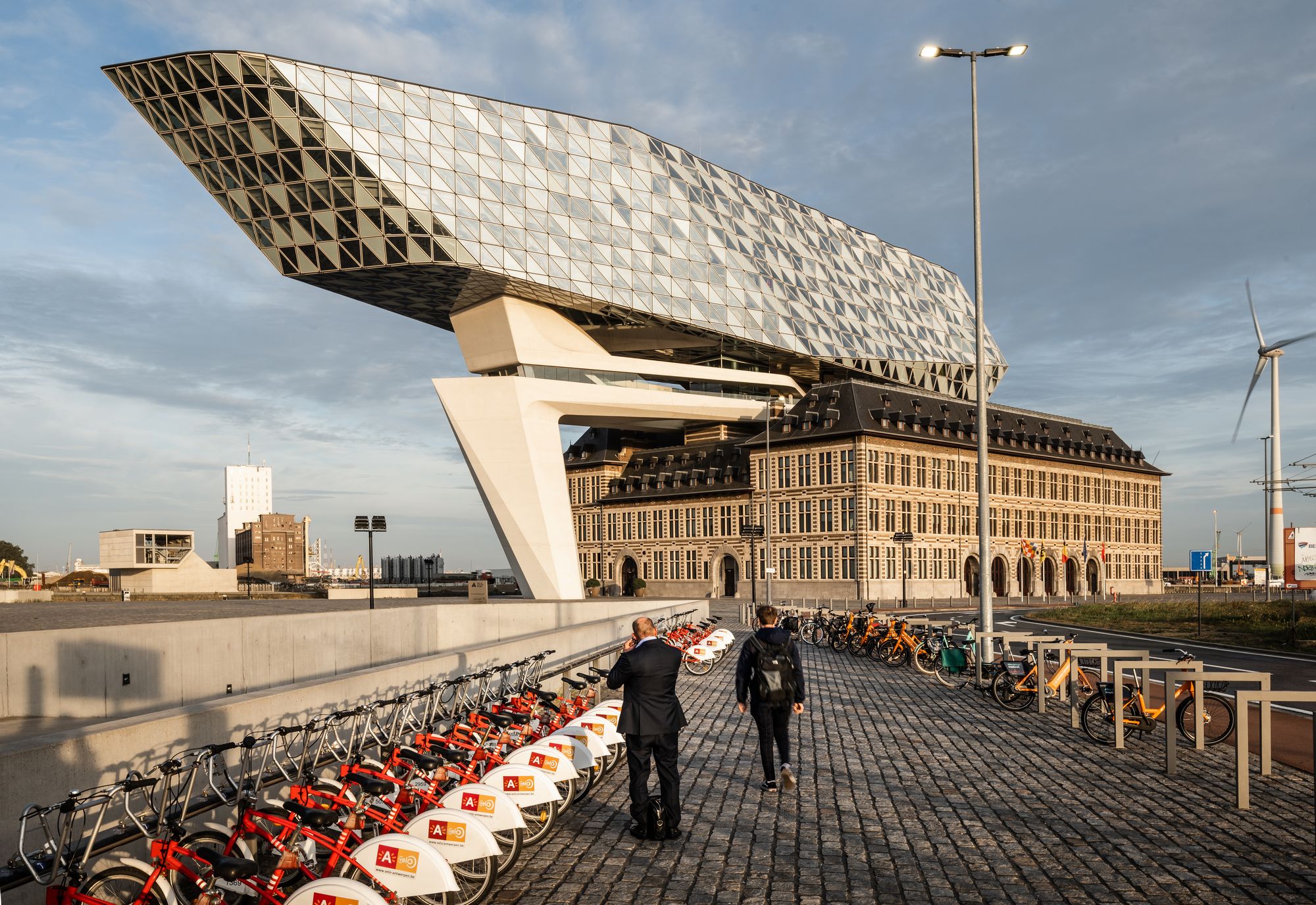 Het Havenhuis met het velostation ervoor.