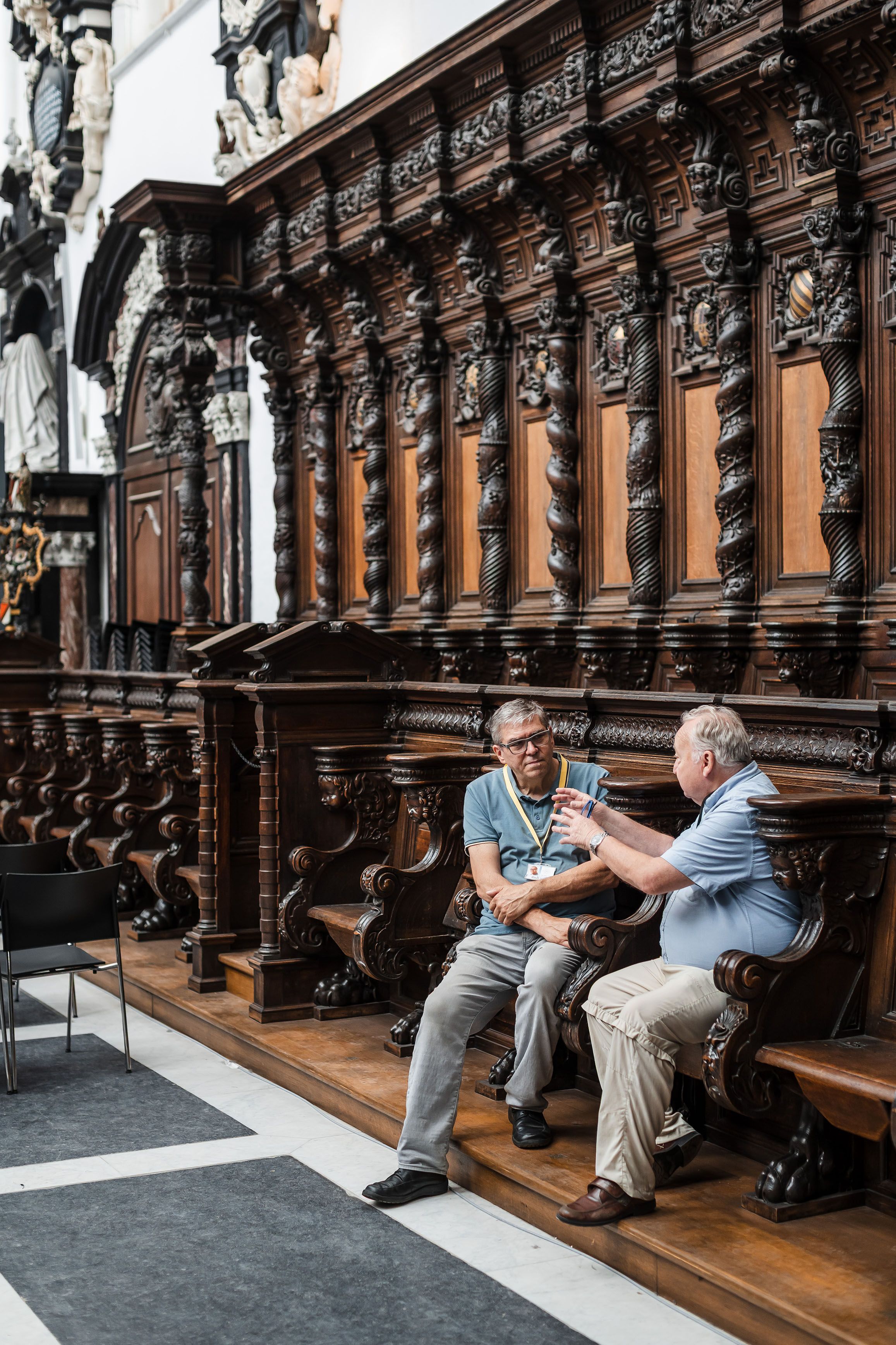 2 mannen praten met elkaar in de Sint-Pauluskerk