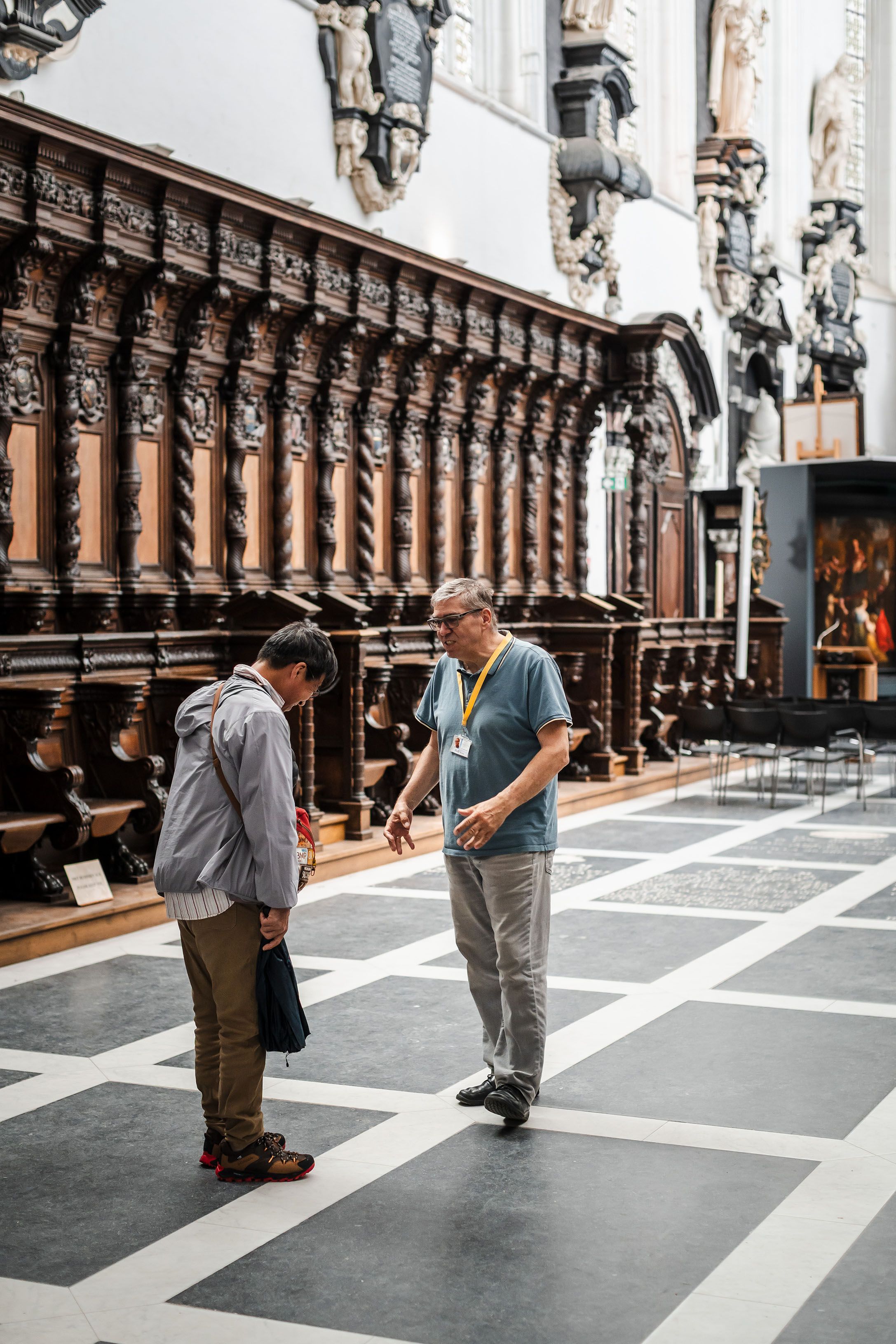 2 mannen praten met elkaar in de Sint-Pauluskerk