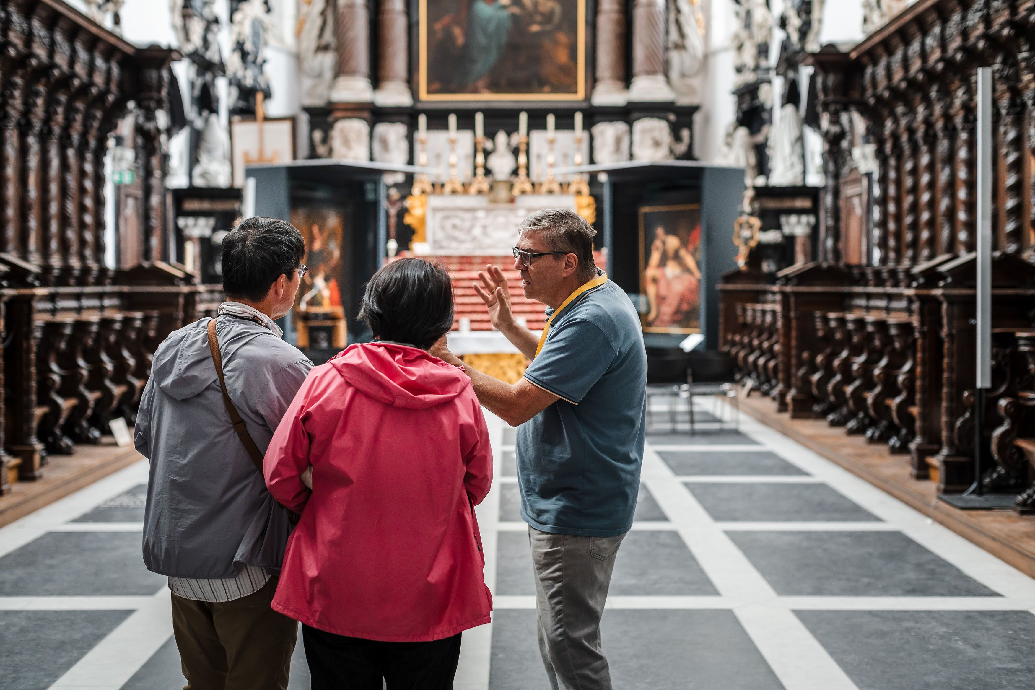 Man geeft uitleg aan een man en vrouw in de Sint-Pauluskerk