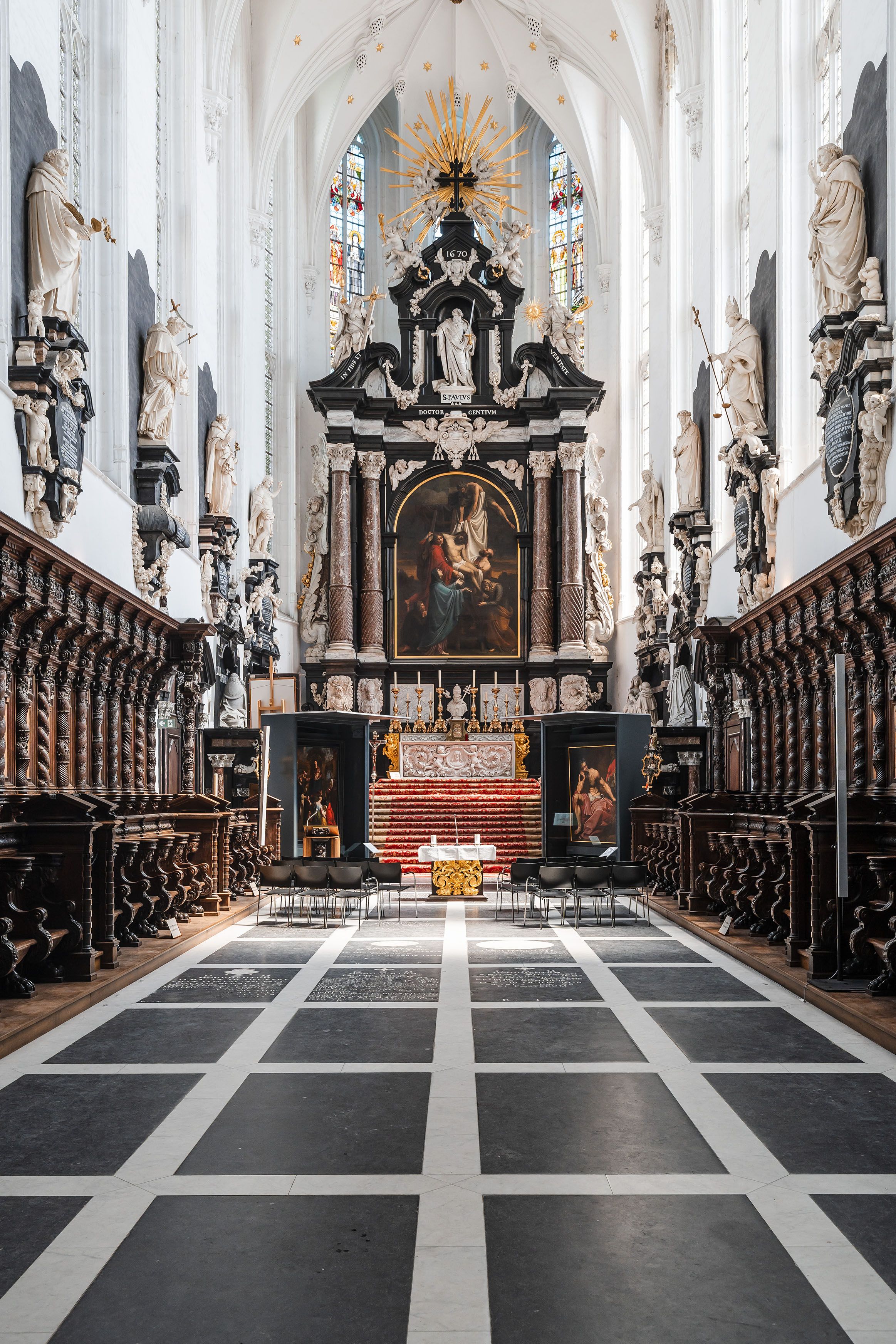 Zicht op het altaar van de Sint-Pauluskerk