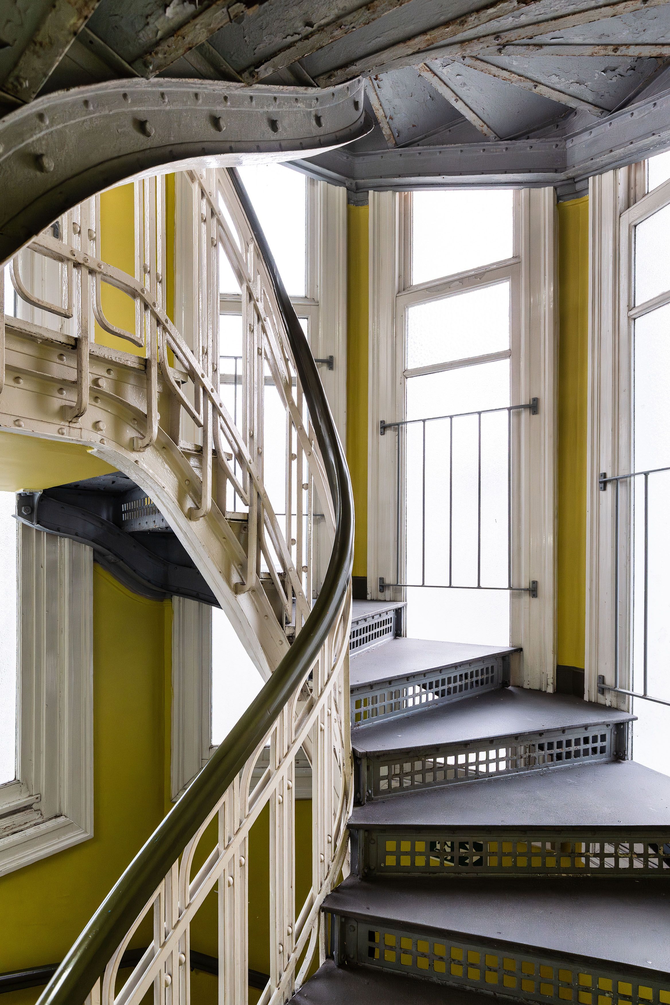 Een smeedijzeren wenteltrap leidt naar de koepel van het Michiel Coignetobservatorium..