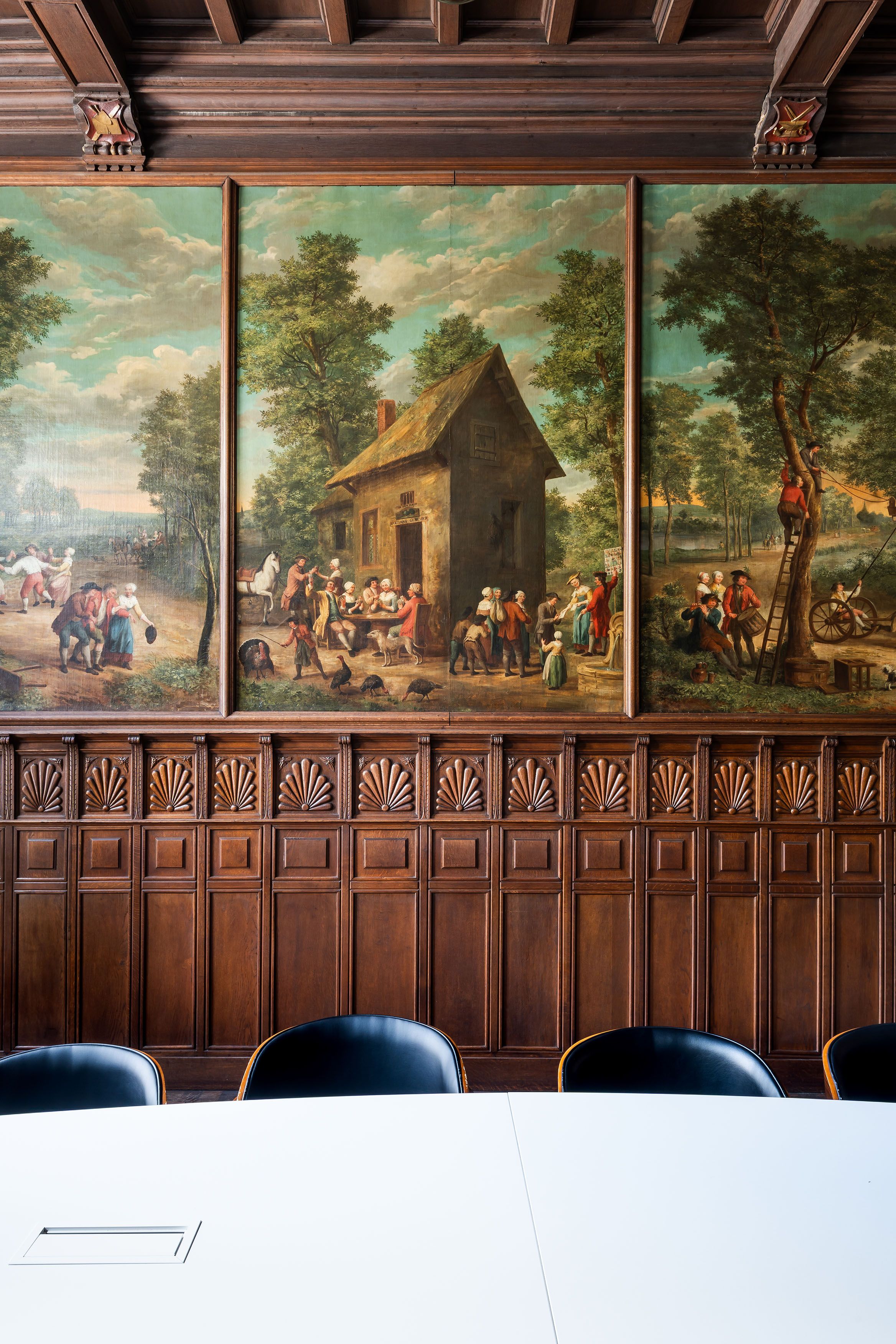 Een muur met mooi uitgewerkte houten wandpanelen en een landelijke muurschildering.