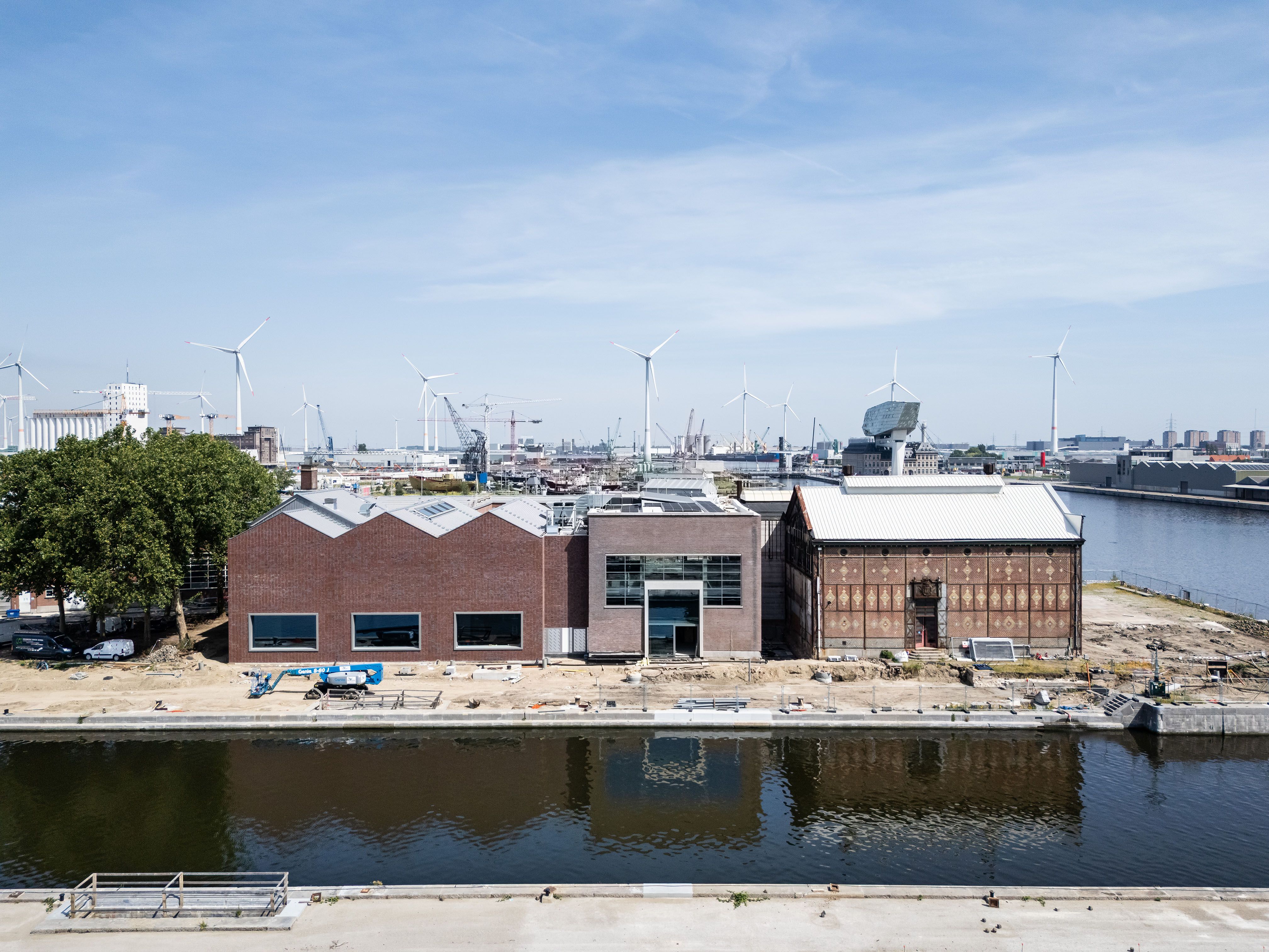 3 gebouwen aan een dok