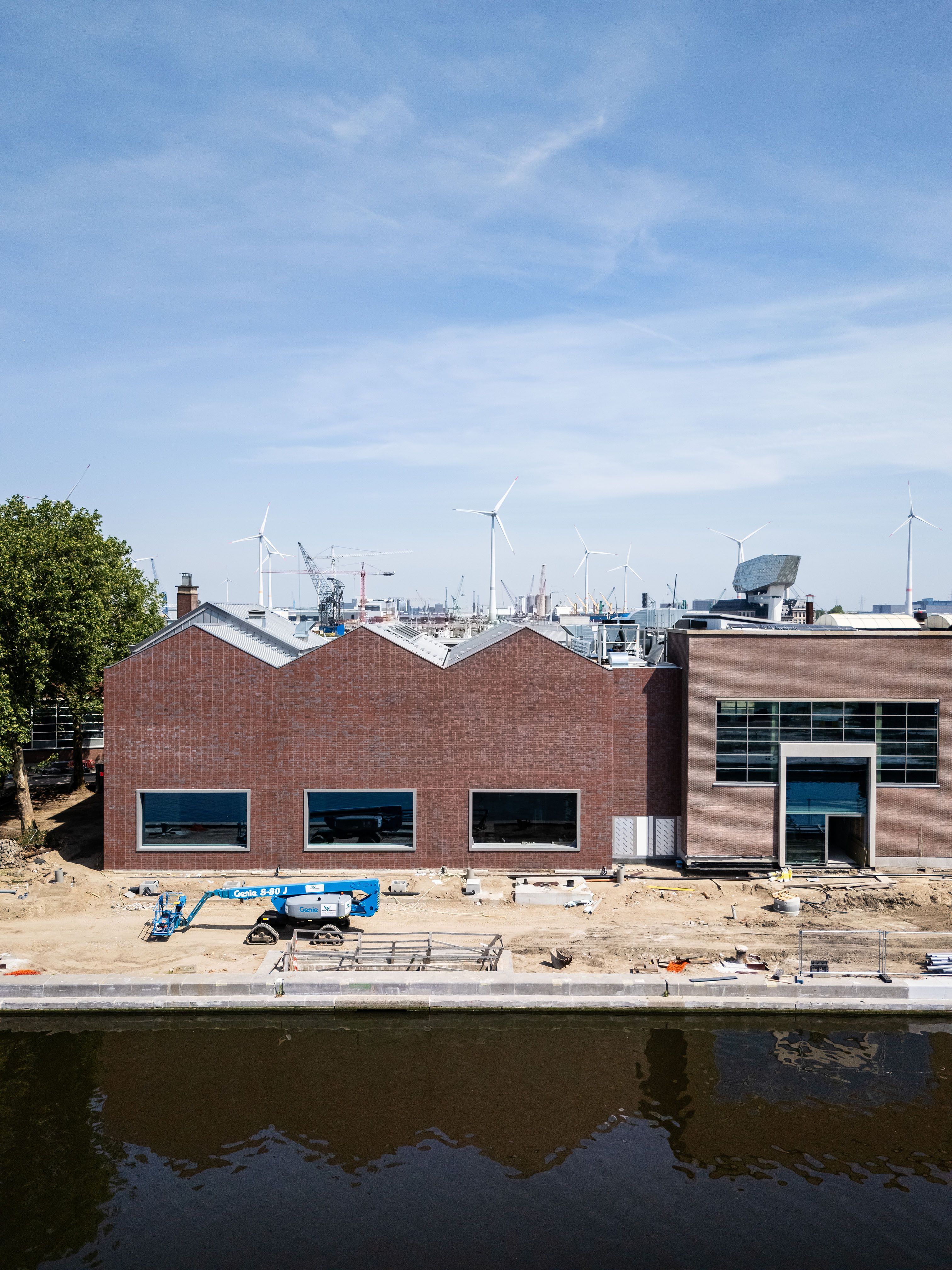 Rode nieuwbouw met 3 puntdaken aan een dok