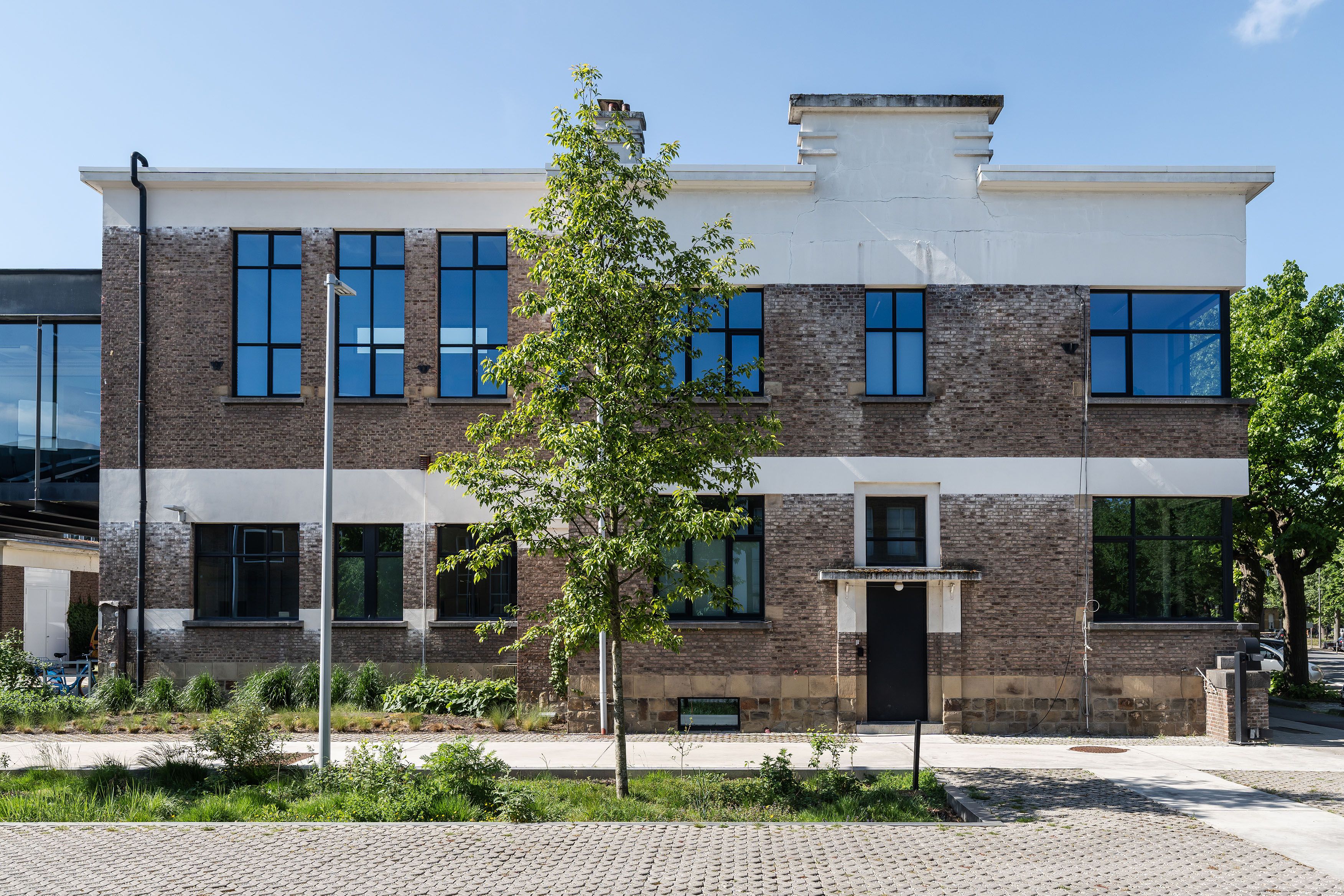 Zijkant van het gebouw.