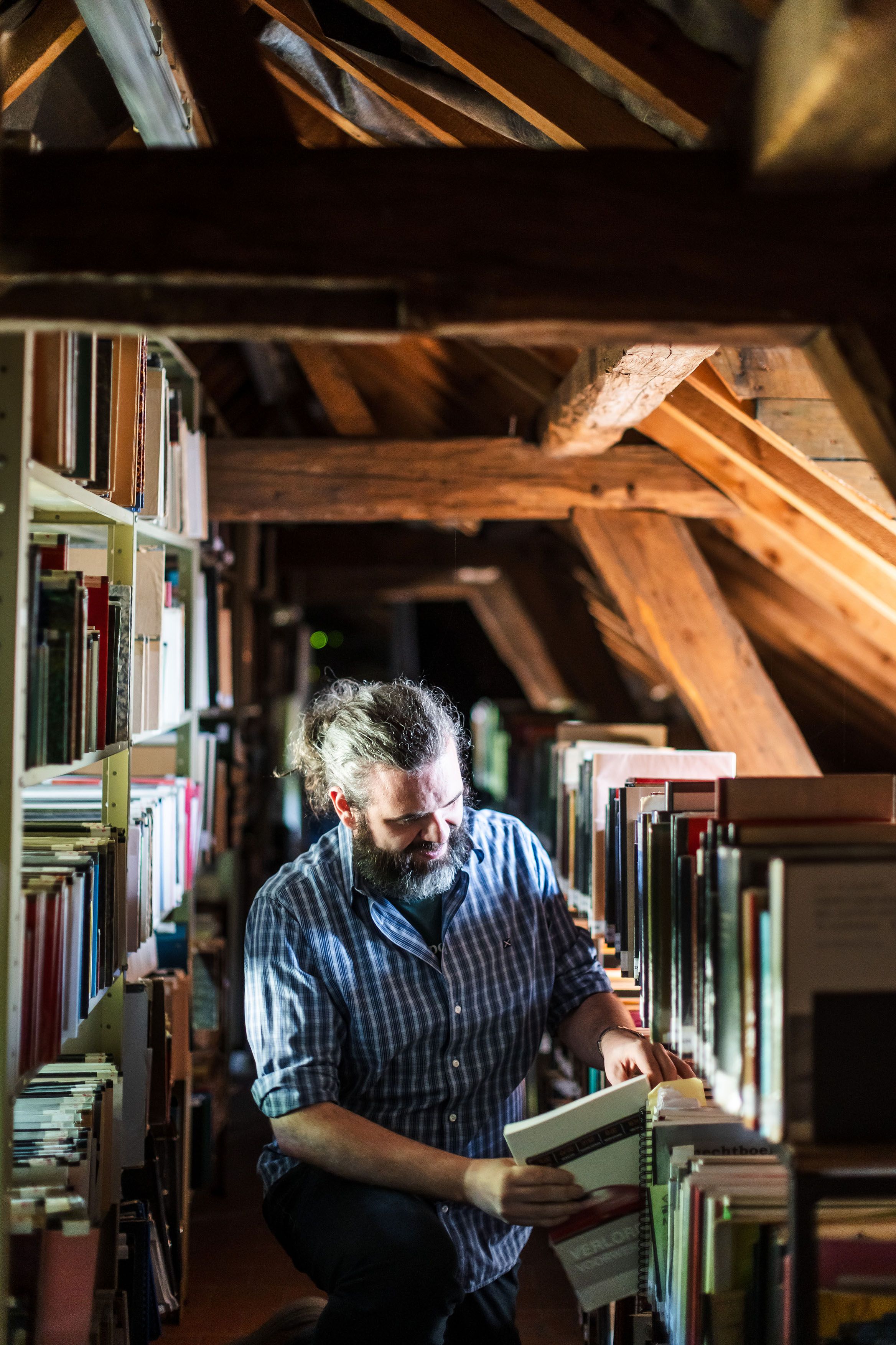 Een vrijwilliger in de archieven.