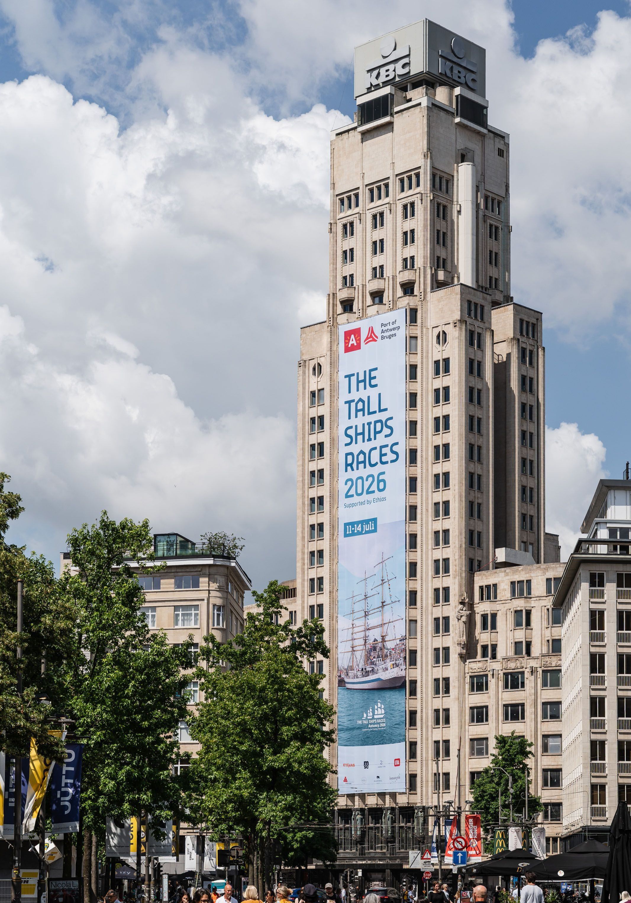 Zicht op de toren van de Boerentoren met banner langs de voorzijde