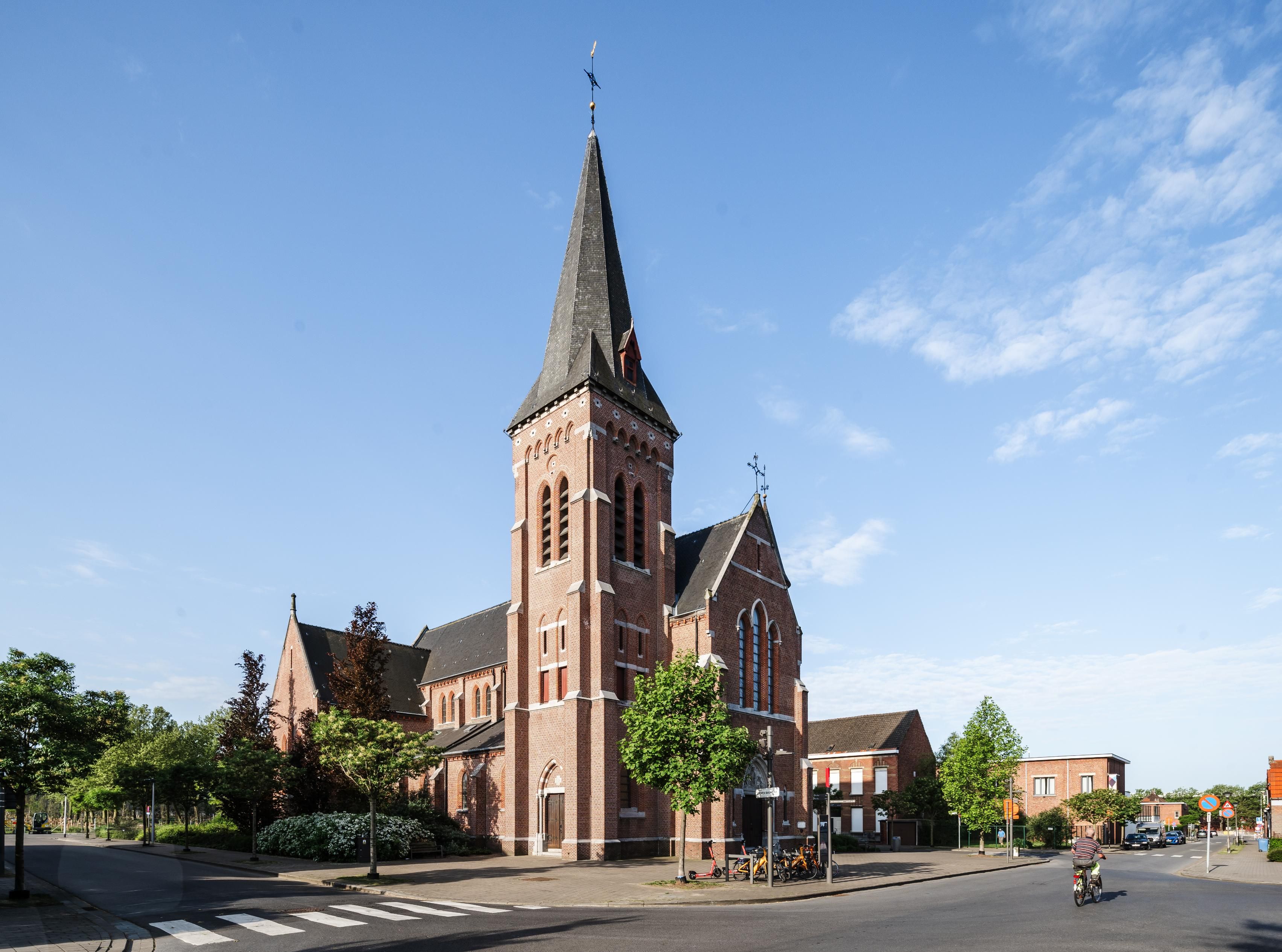 Straatbeeld van de kerk met de toren vooraan.