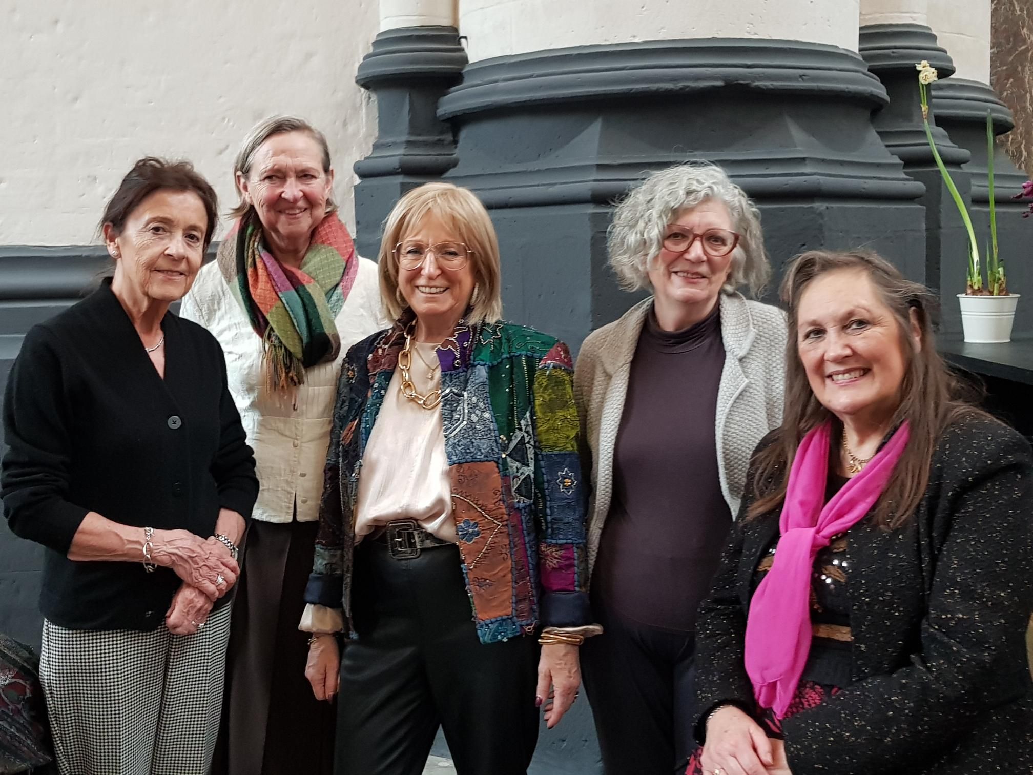 5 dames van middelbare leeftijd