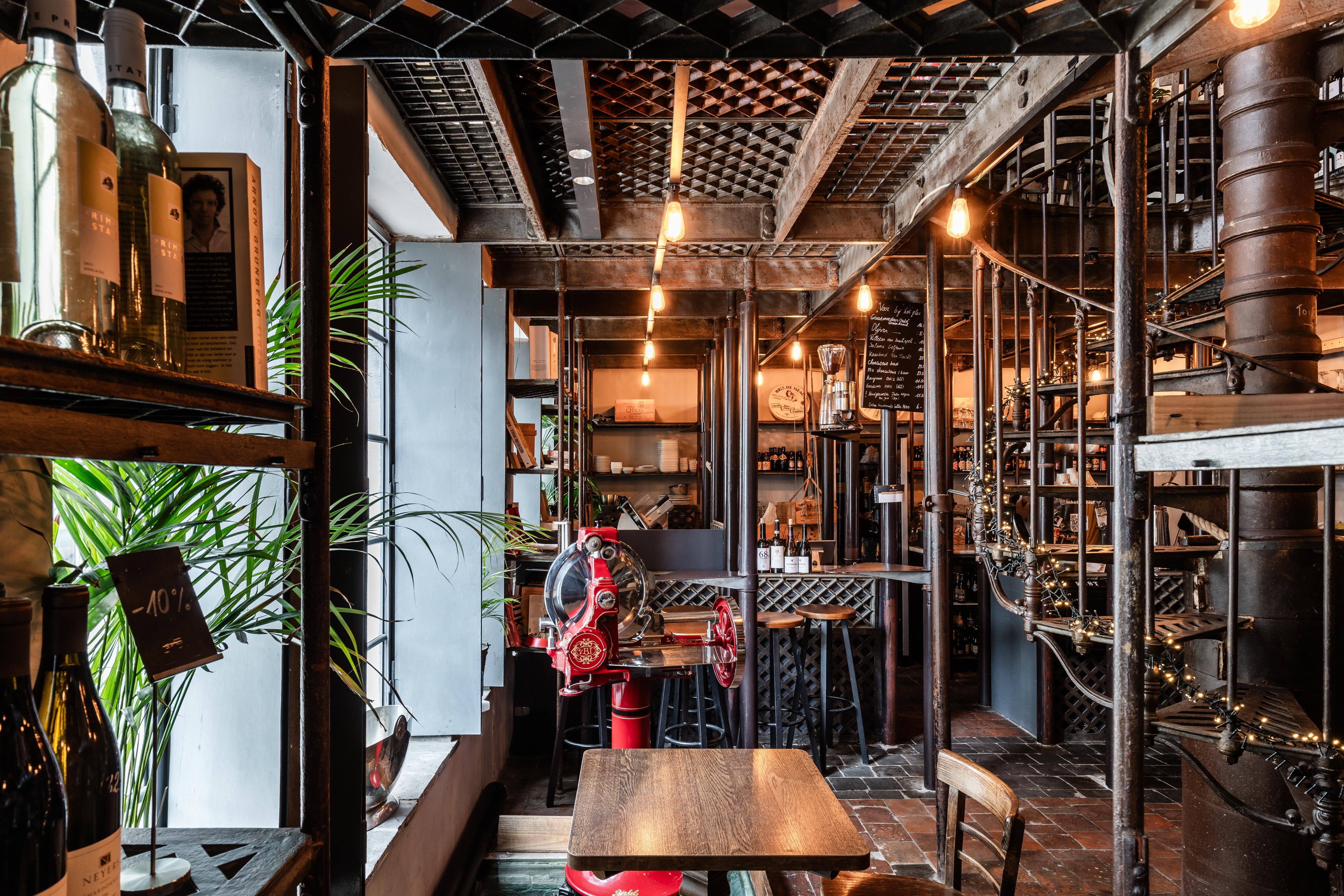 Cafe met stalen interieur