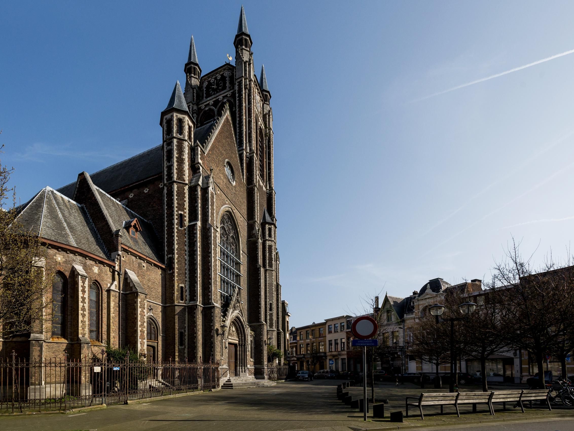 zijaanzicht van de Sint-Hubertuskerk