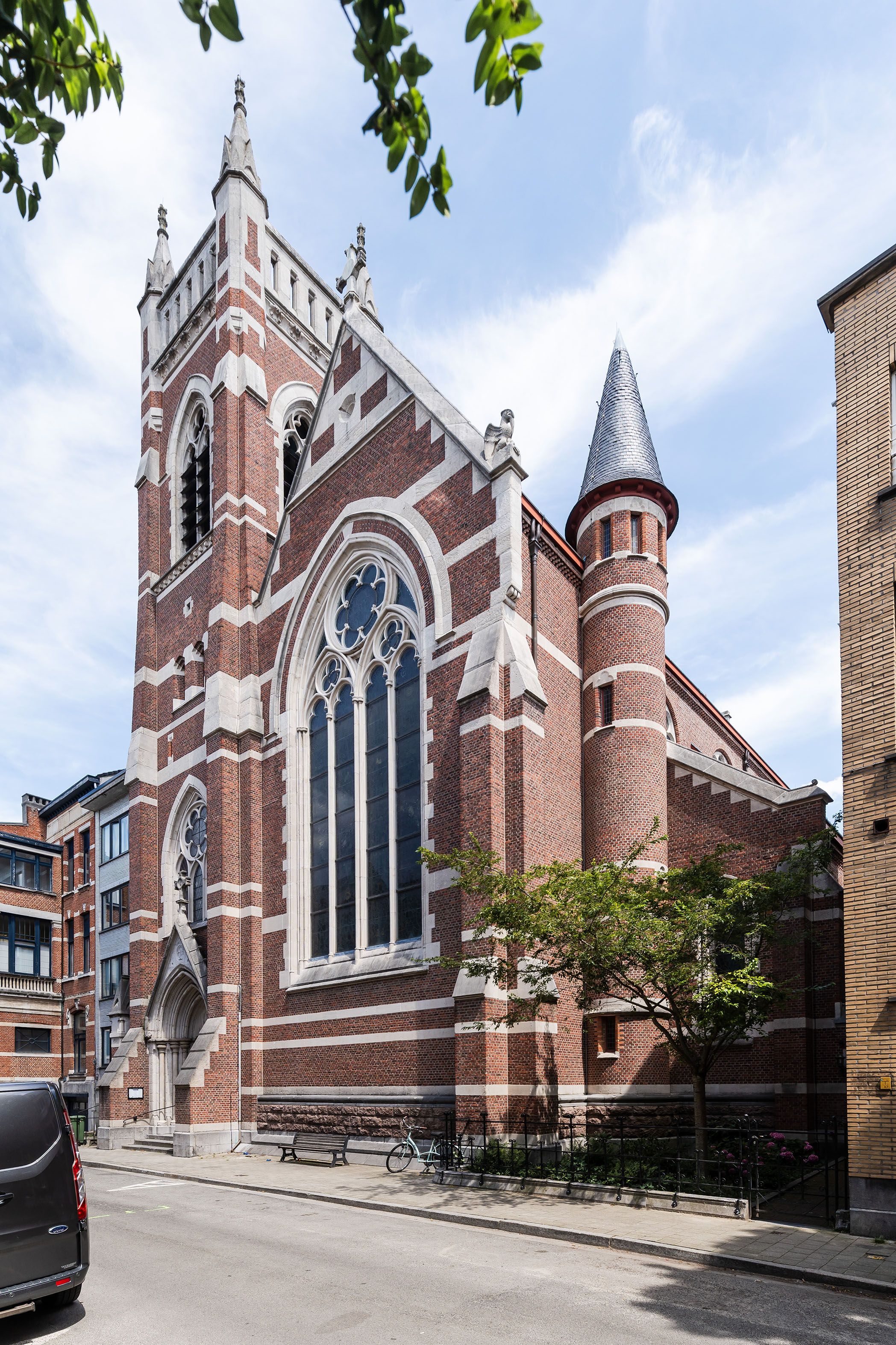 Zicht op de Sint-Bonifactiuskerk vanop de straat.
