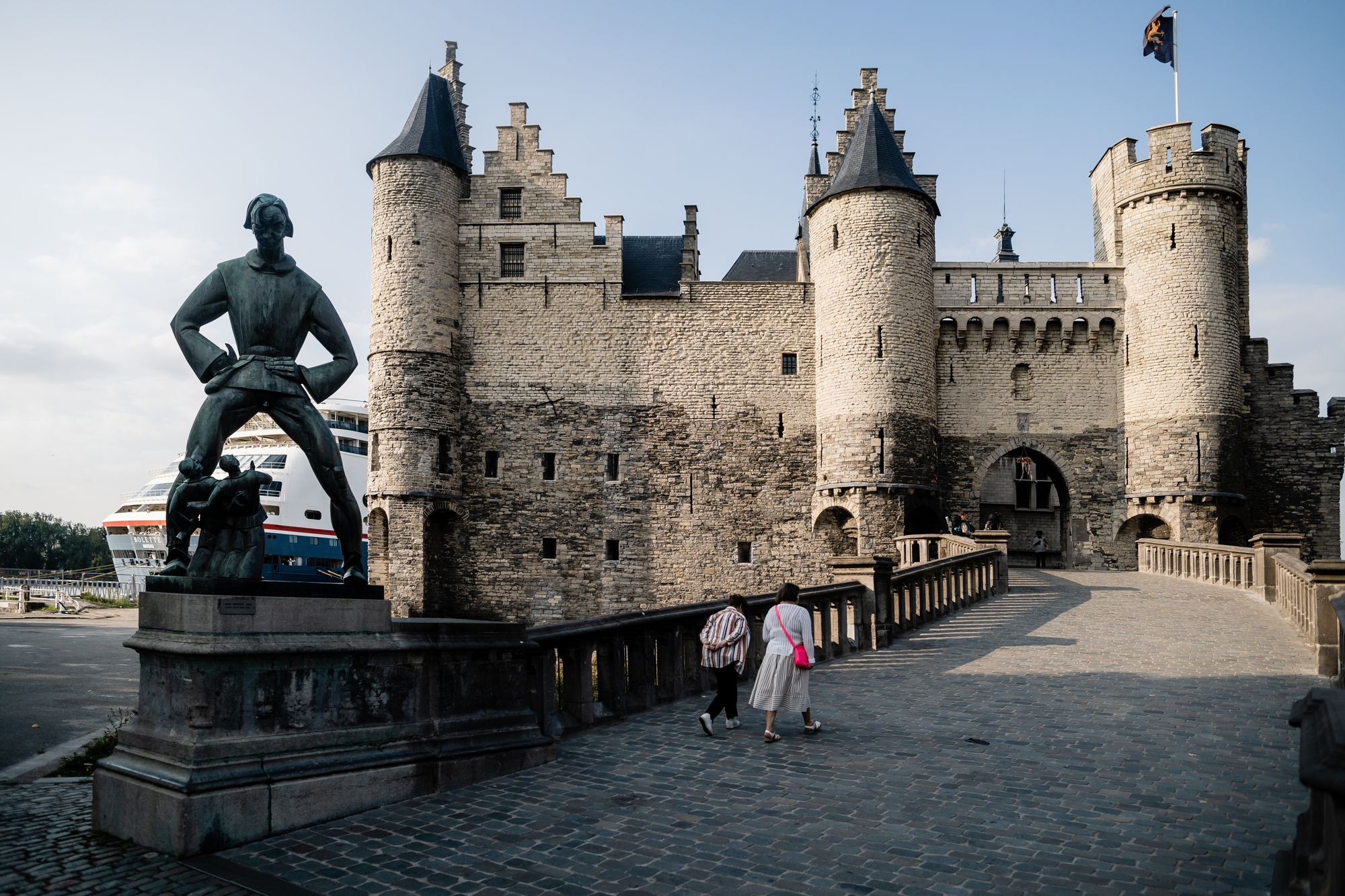 Zicht op Het Steen met standbeeld van Lange Wapper op de voorgrond