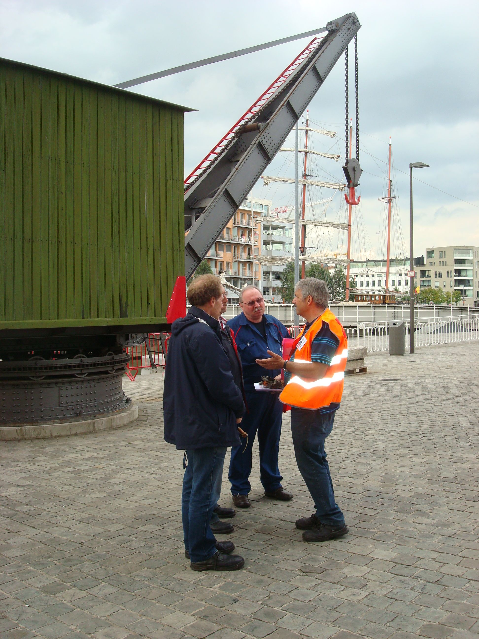 Een vrijwilliger geeft uitleg bij de havenkraan aan het Museum aan de Stroom.