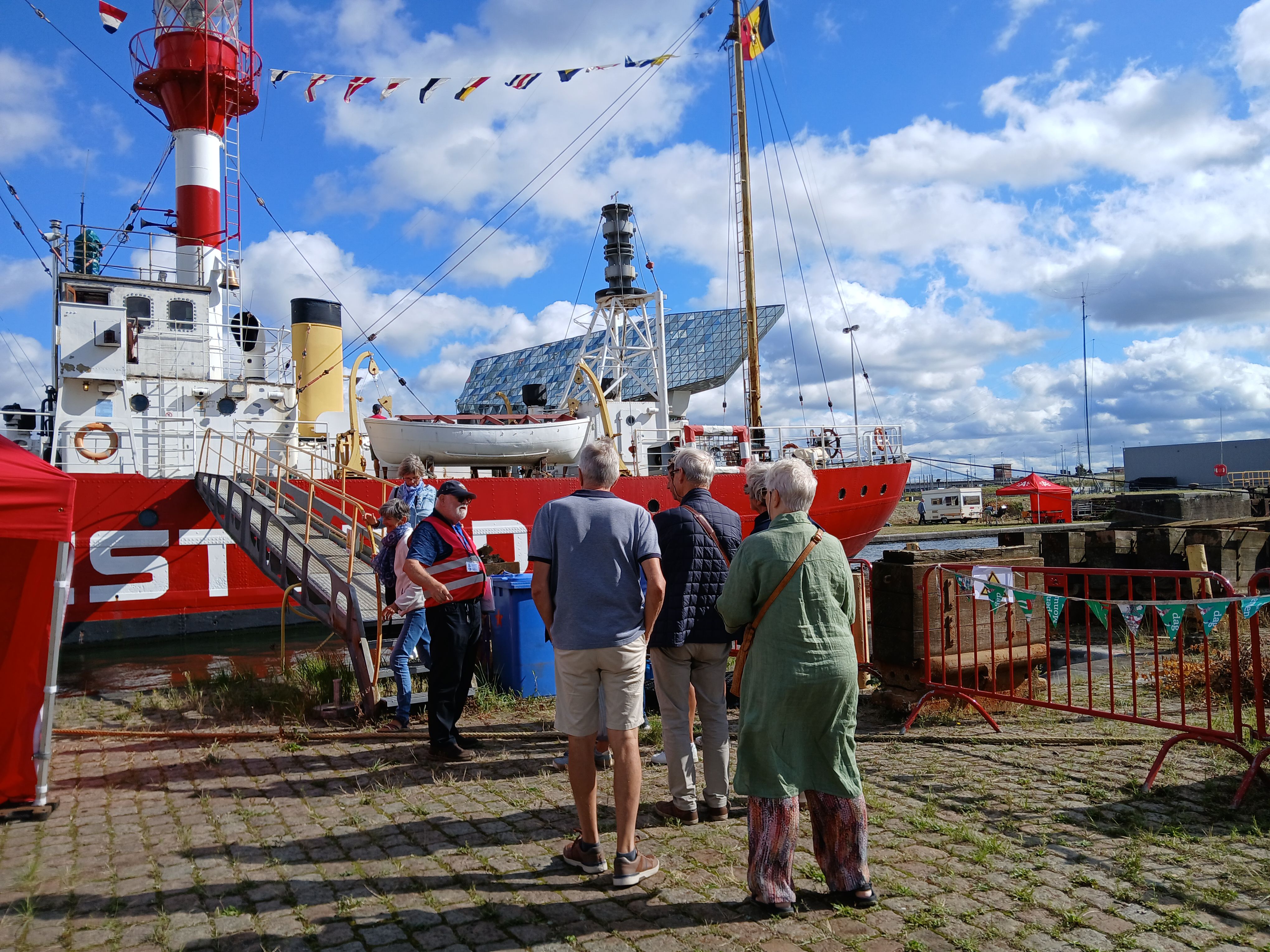 Mensen schuiven aan bij schip West-Hinder III
