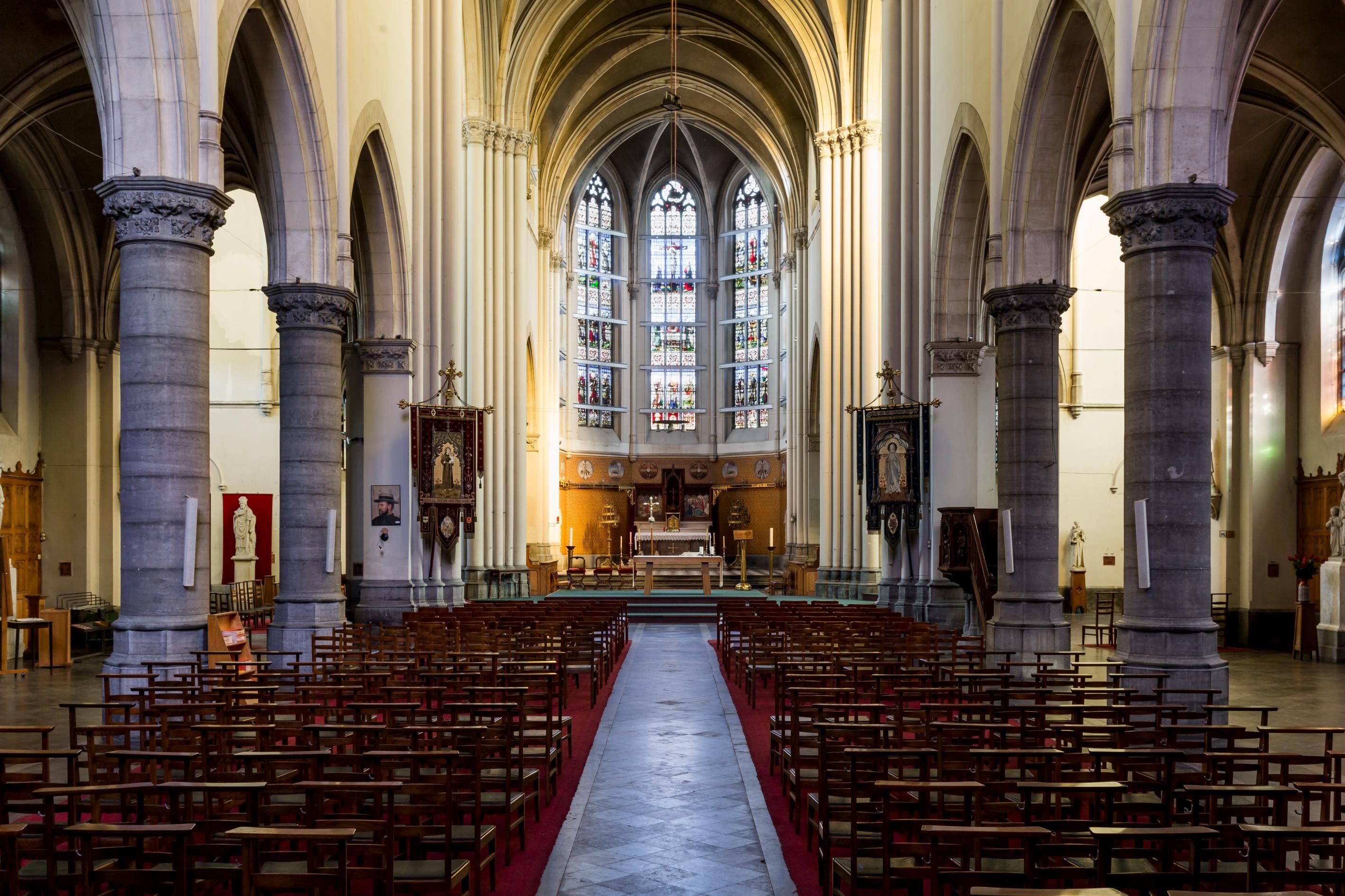 Zicht op het altaar van de Sint-Hubertuskerk