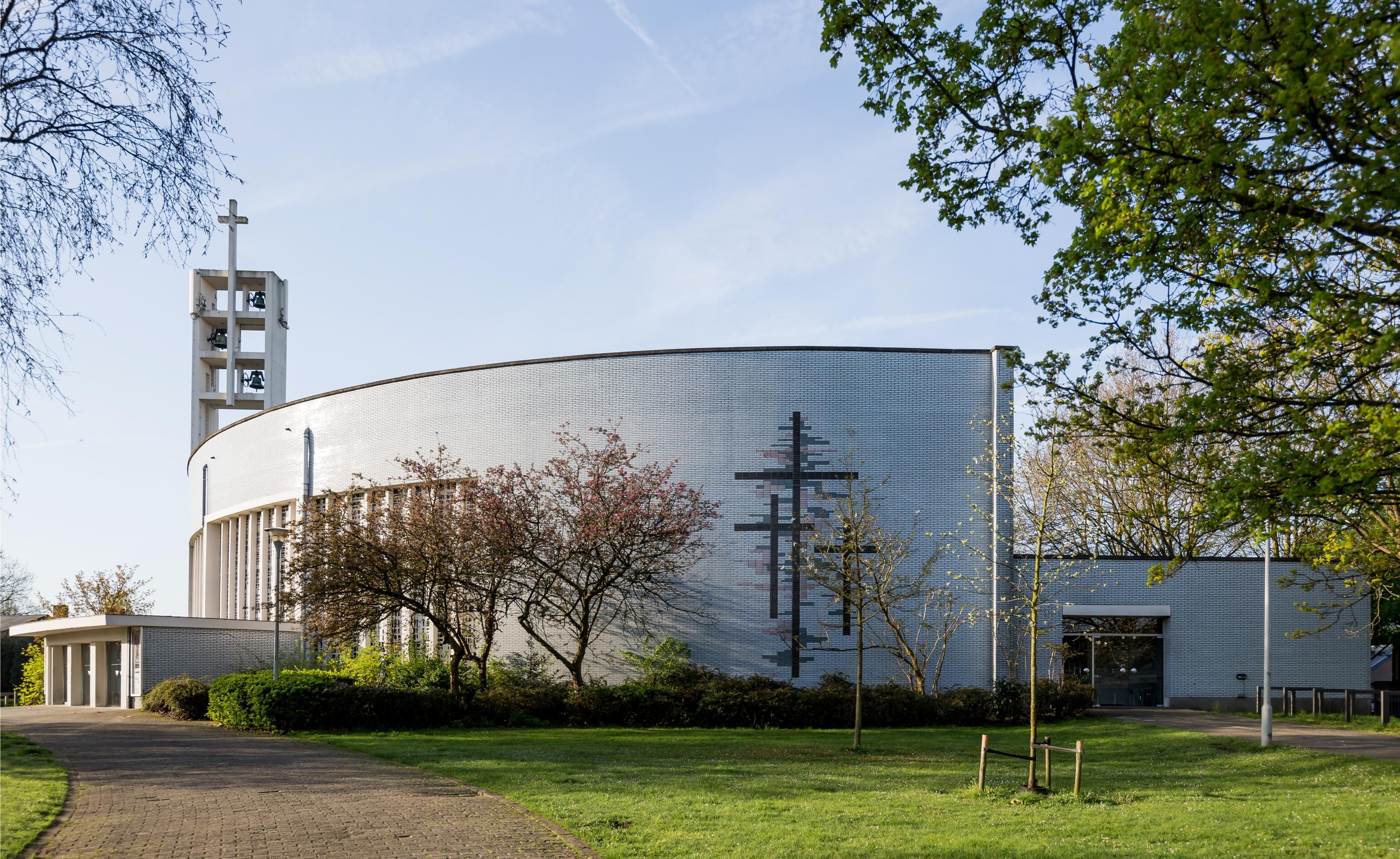 Rond kerkgebouw met grasvlakte