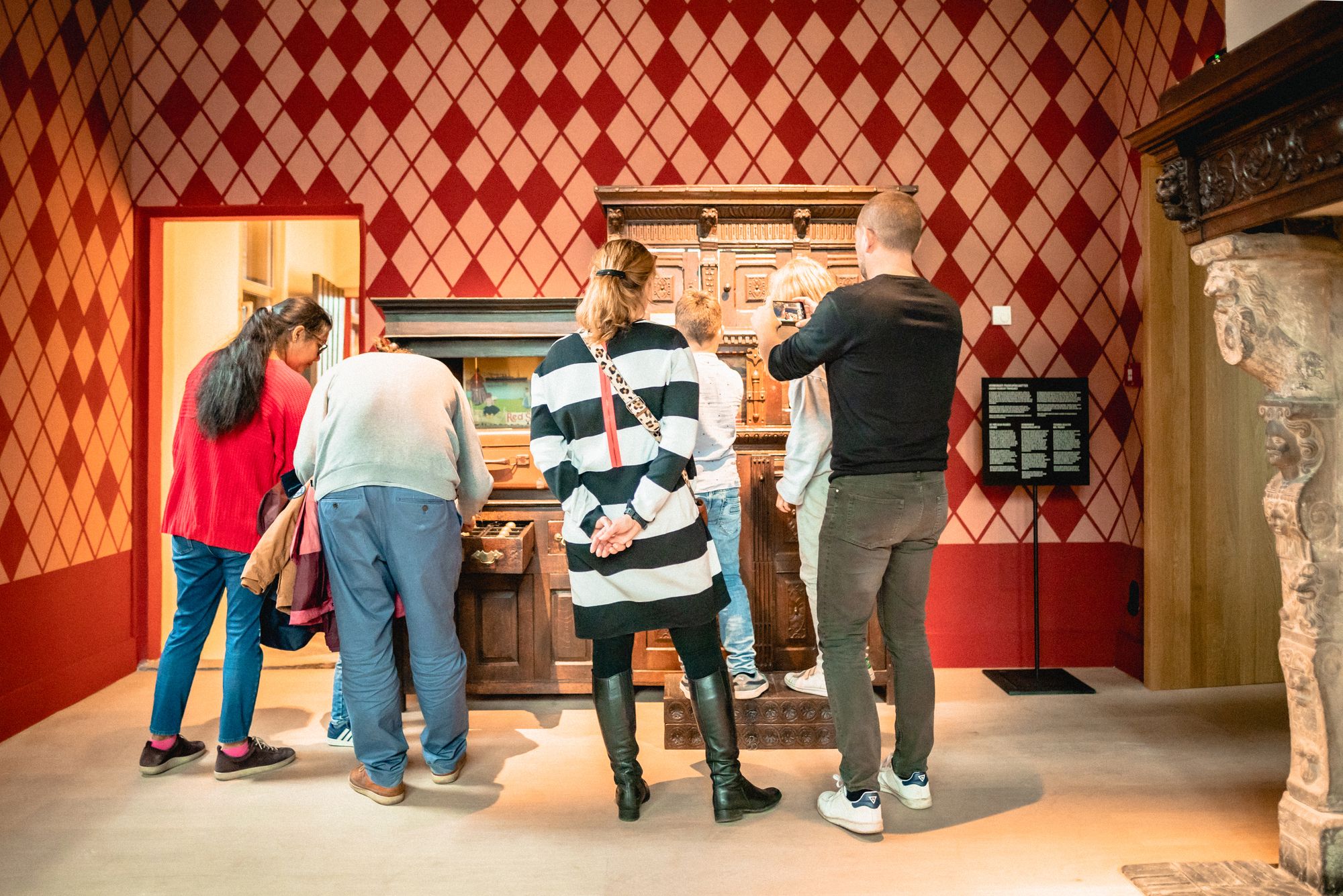 Bezoekers kijken rond in de tentoonstelling 'The Antwerp Story'