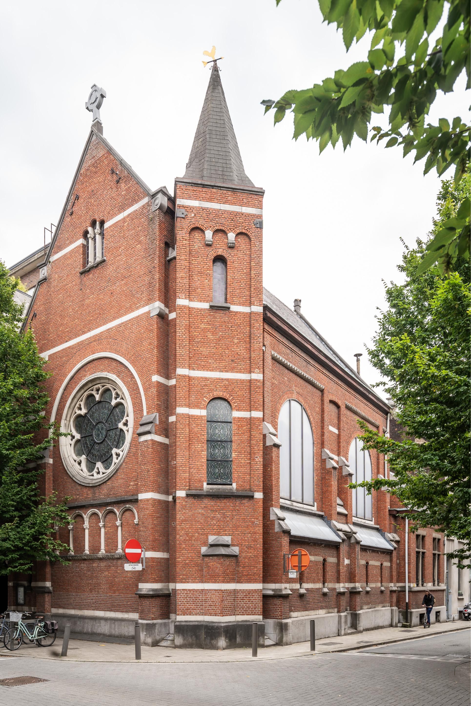 De bakstenen gevel van de kerk.