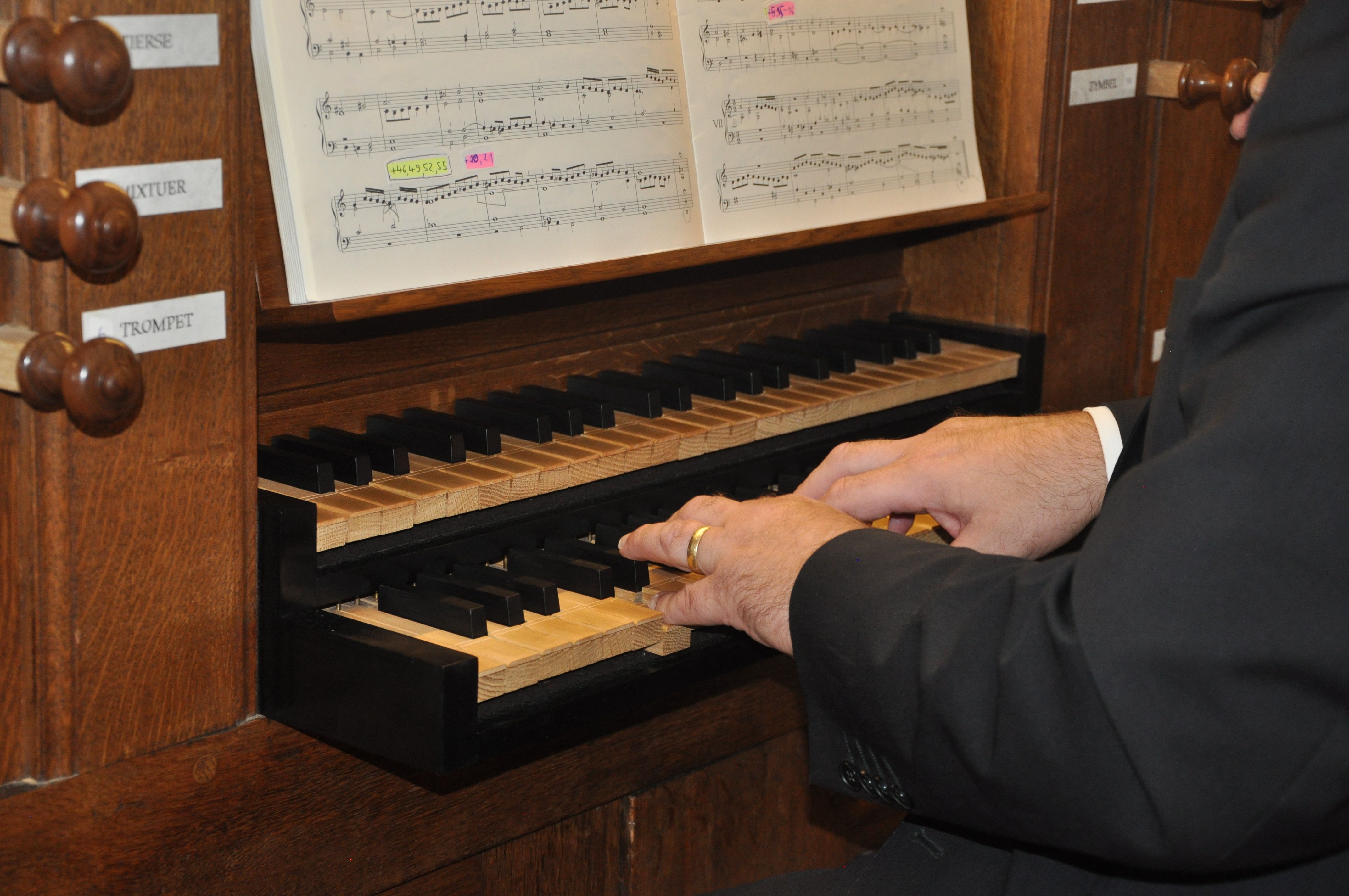 De orgelspeler speelt een lied.