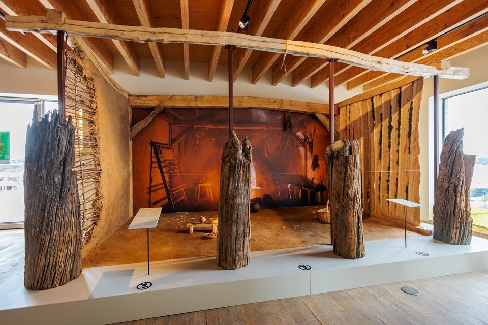 Ee replica van een10de-eeuws woonwerkhuis nagebouwd met oude materialen zoals hout, riet en leem