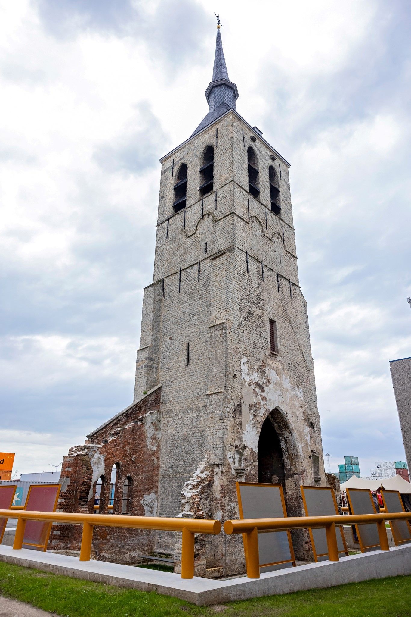 De toren in kikkerperspectief.