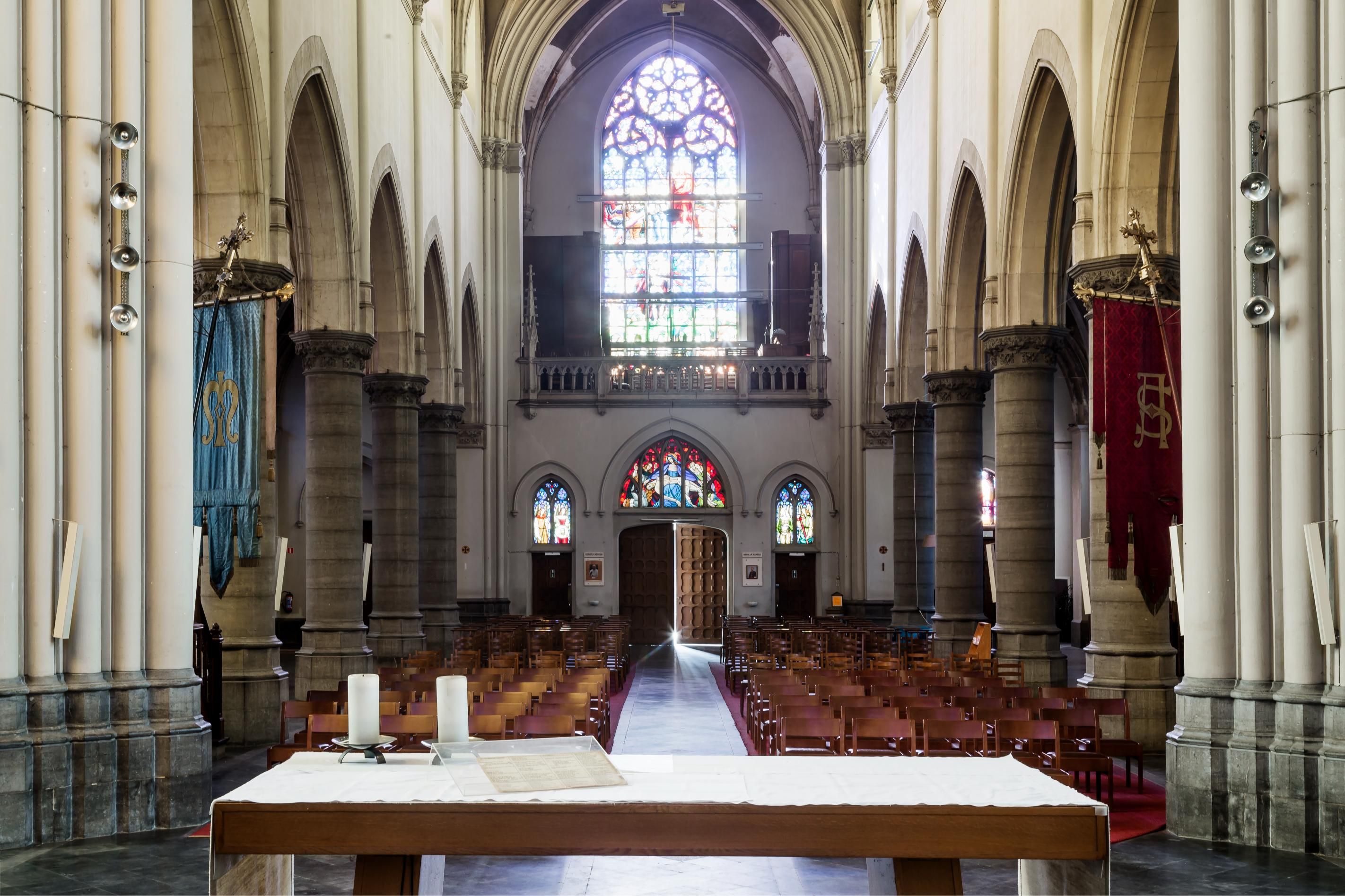 Interieur Sint-Hubertuskerk, zicht van het altaar naar de hoofdinkom