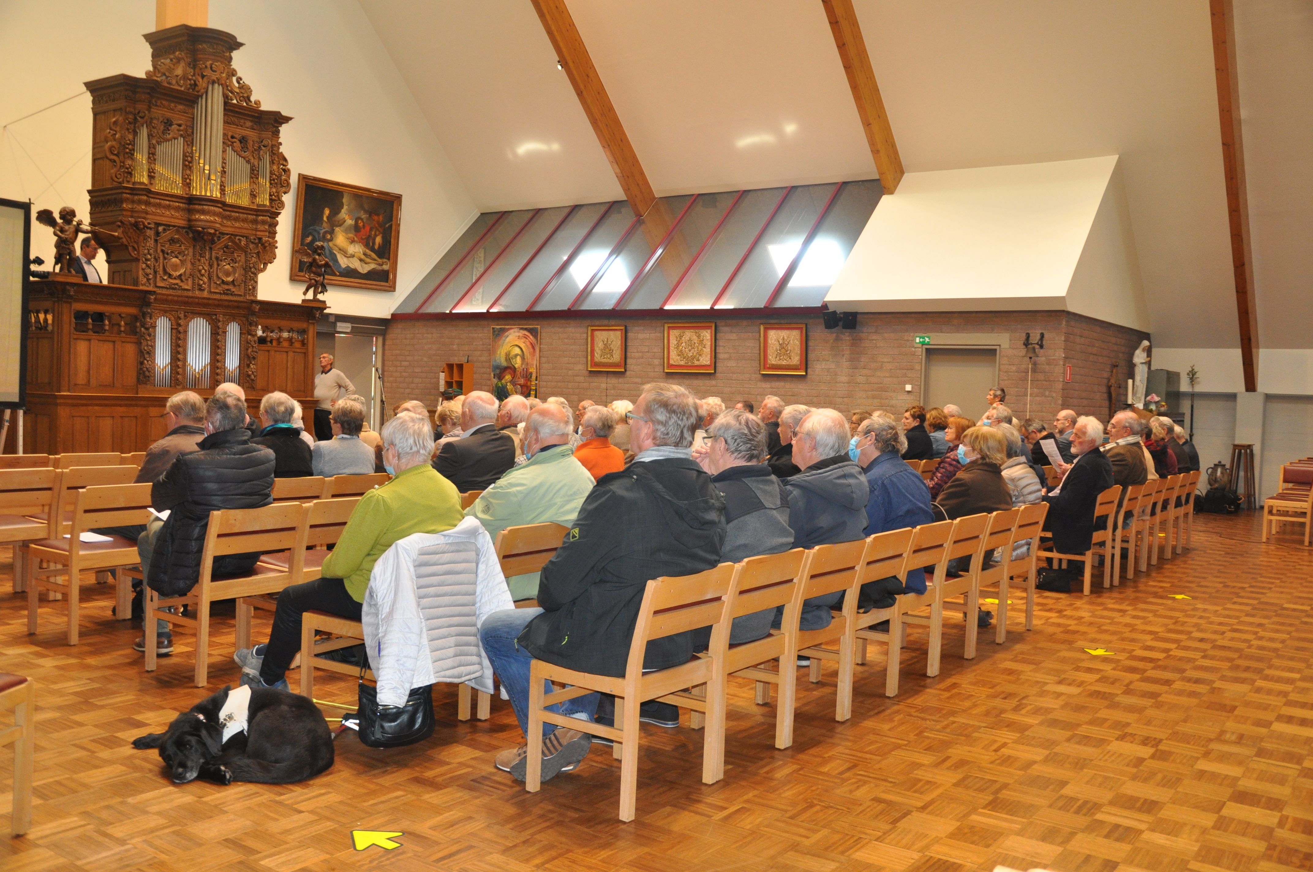 Kerkgangers in de Sint-Laurentiuskerk