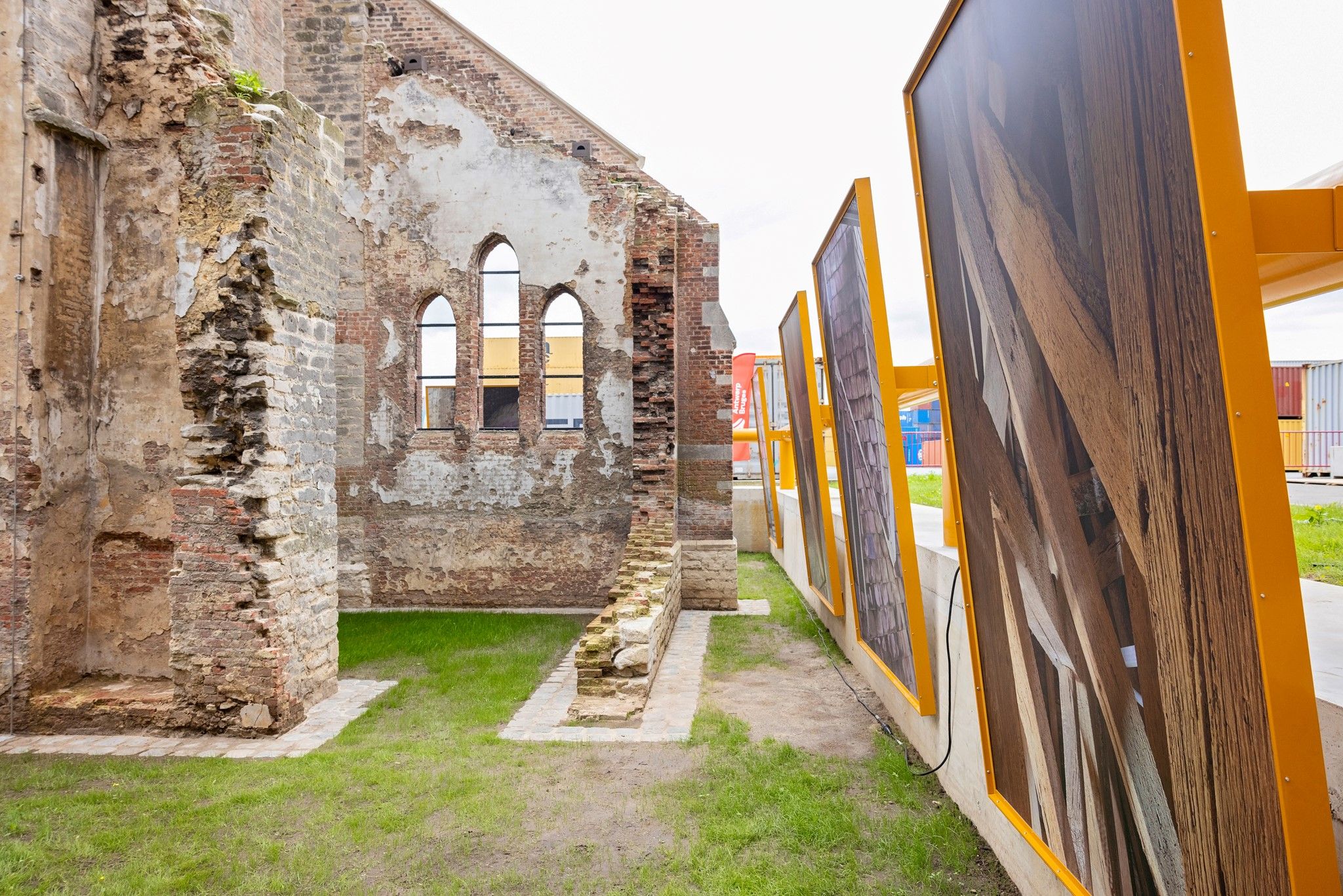 Buiten aan het kerkje is een fototentoonstelling over de kerk.