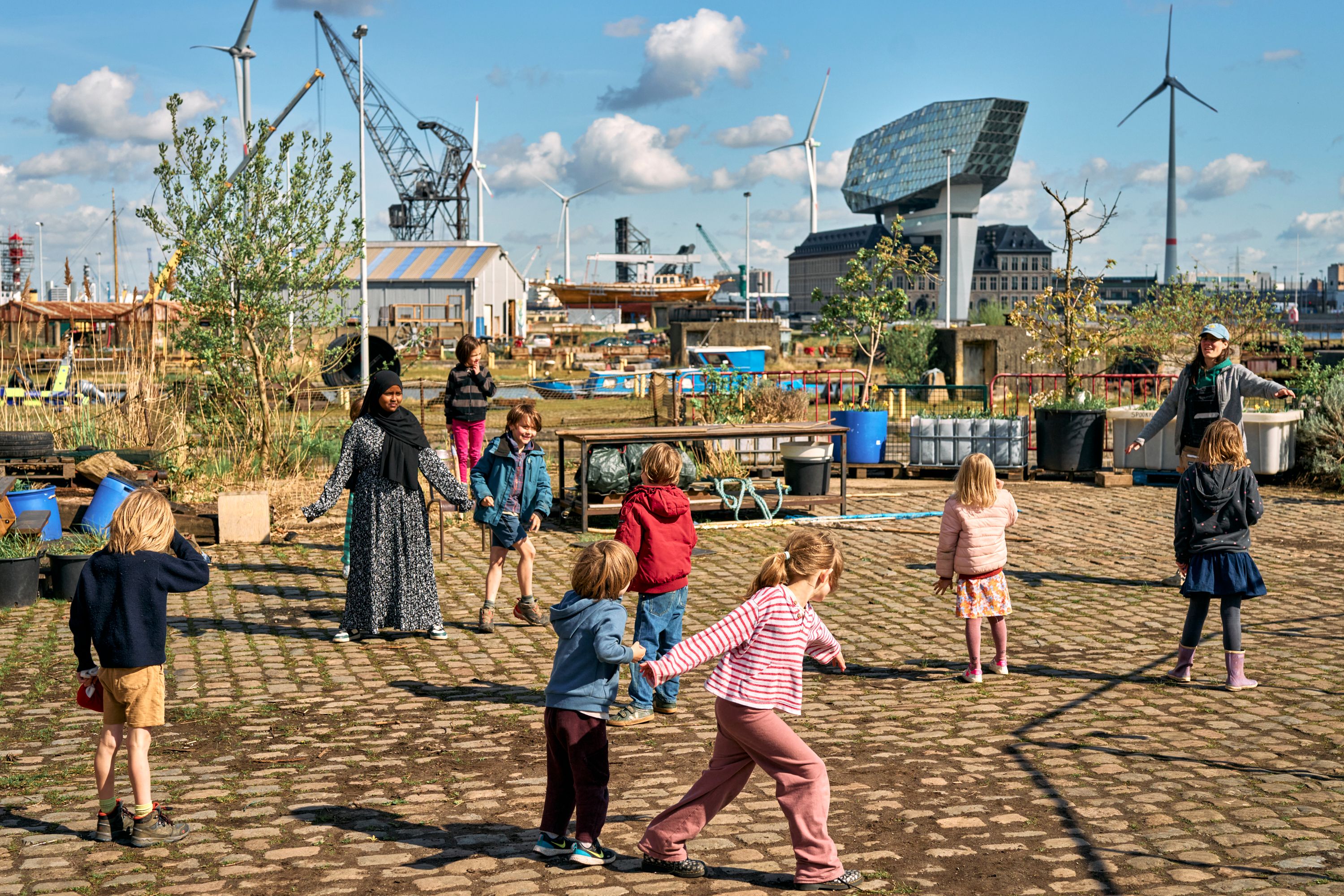 Kinderen spelen op een kasseien plein