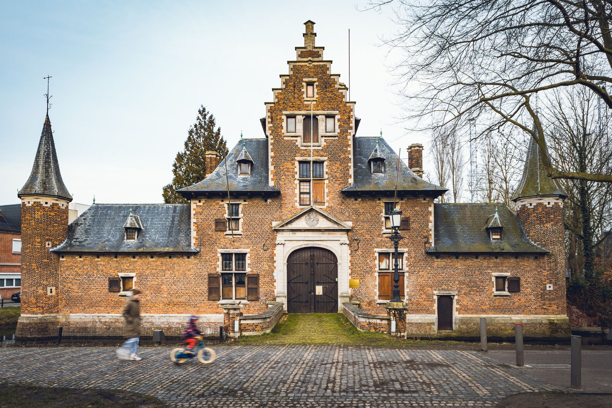 Inkompoort hofke van Roosendael. Centraal een trapgevel en 2 torentjes.