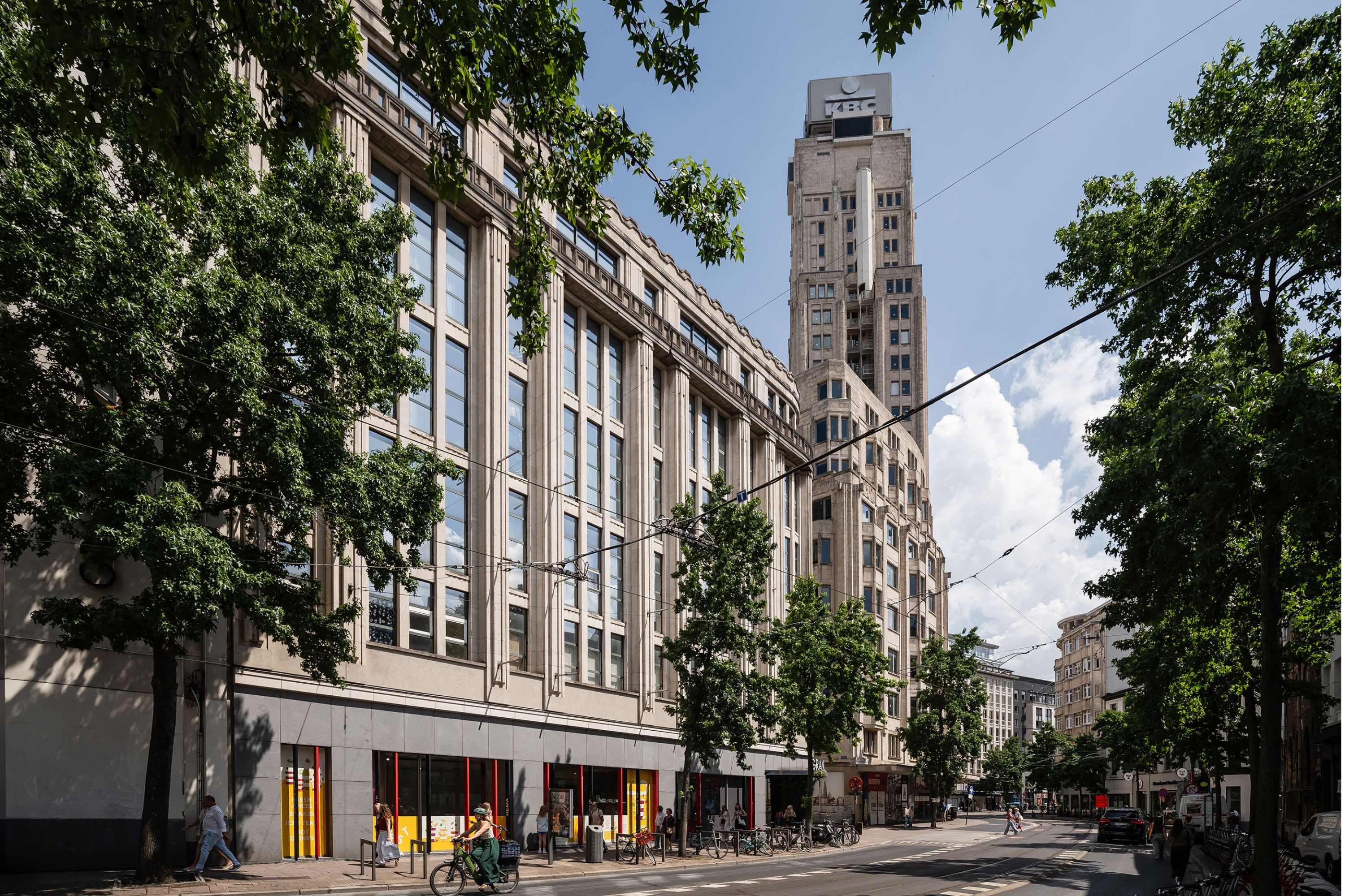 De Boerentoren vanop de straat