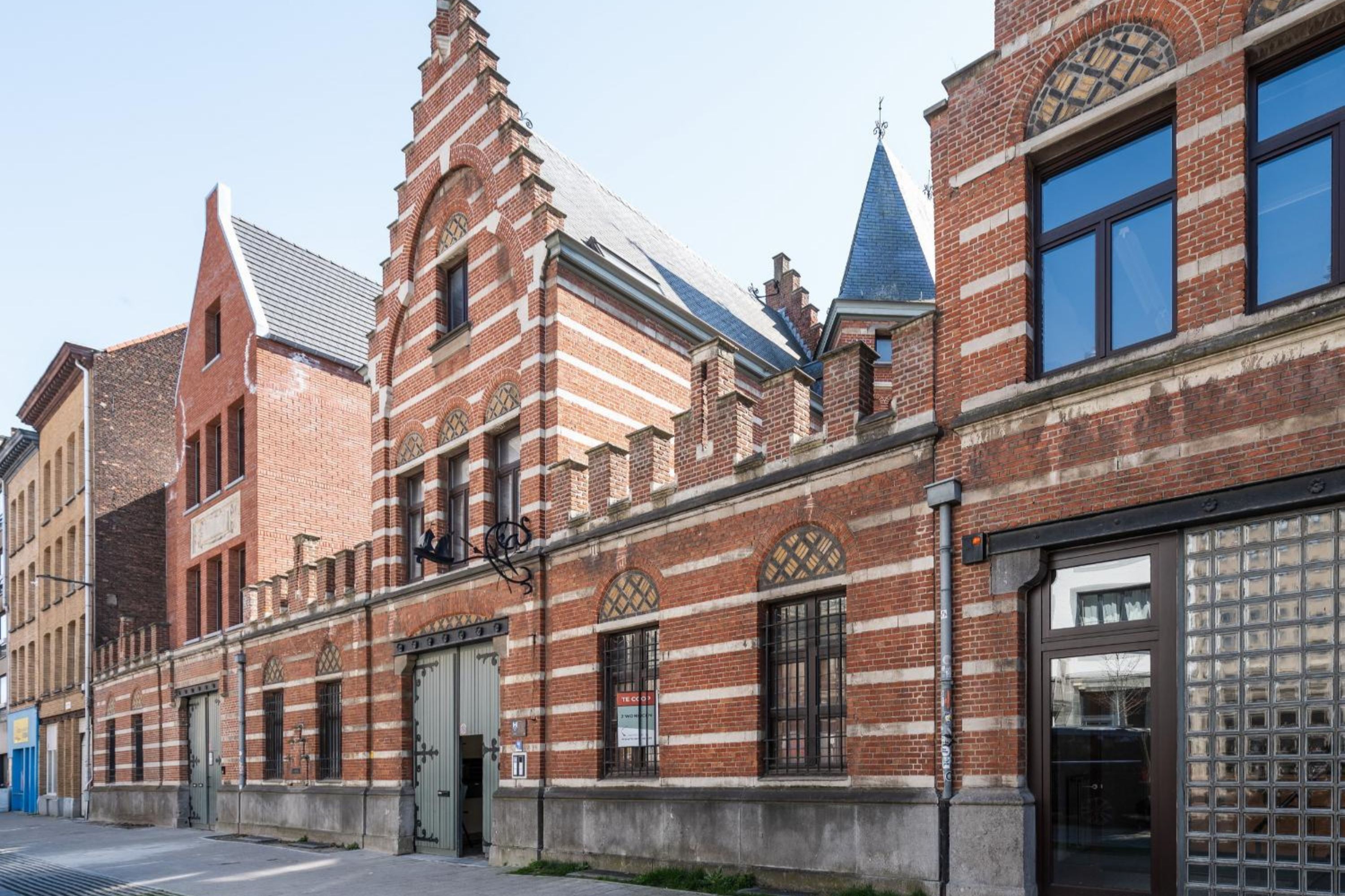 Het gebouw vanop de straat.
