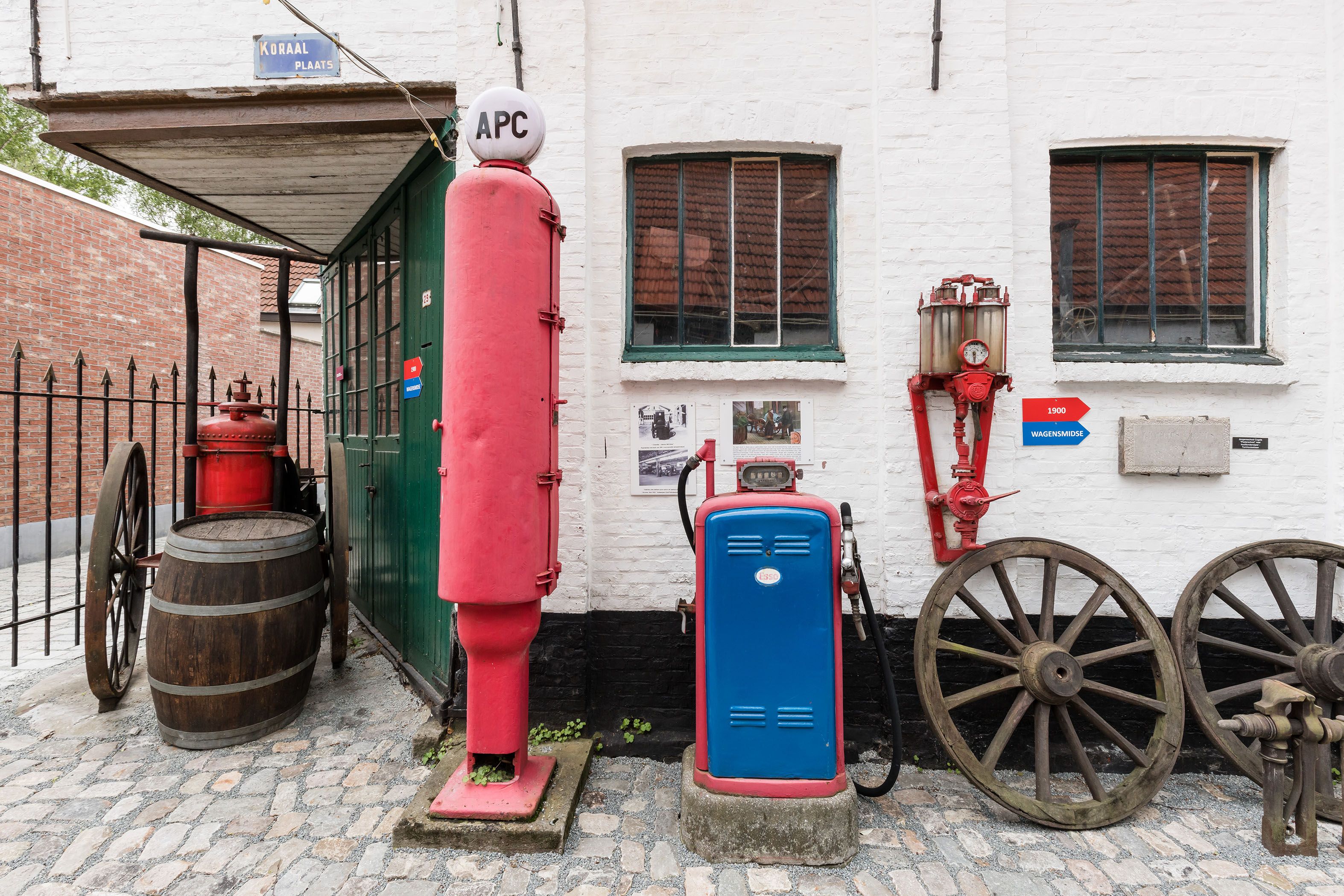 Deel van Volxmuseum met oude details zoals wielen van karren en een oude pomp