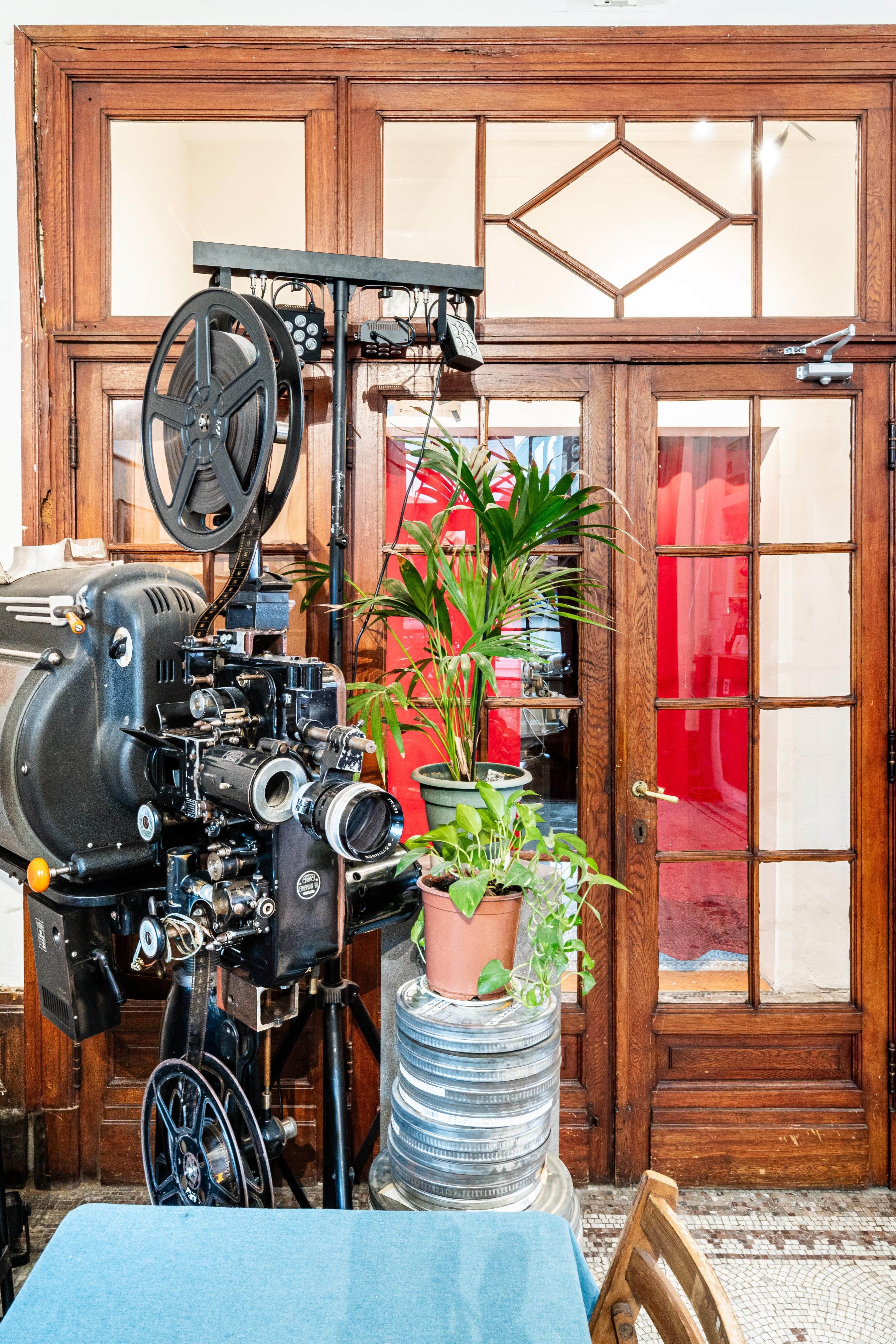 Filmhuis Klappei. De foto toont een oude filmprojector.