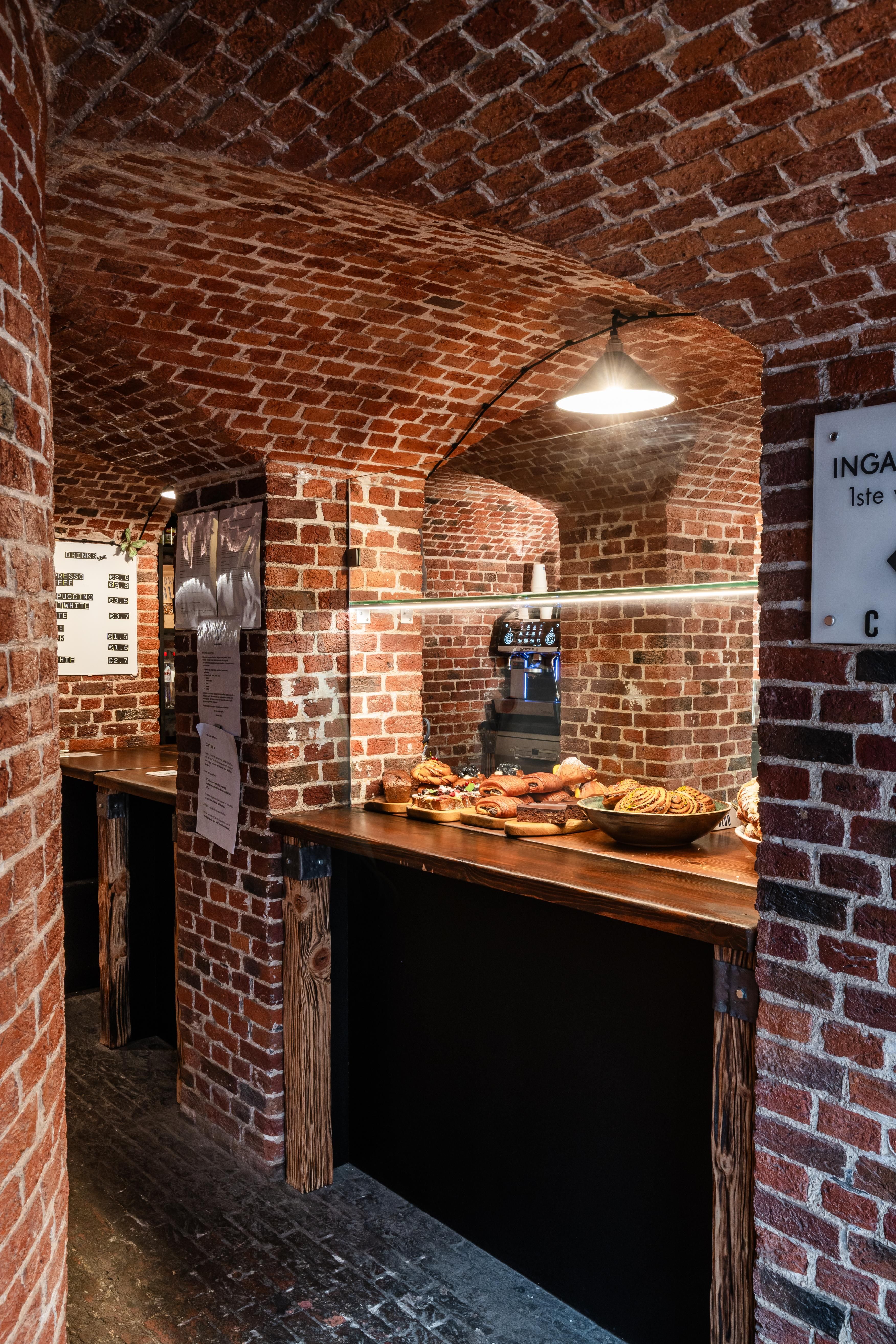 Bakstenen ruimte met bakkerij