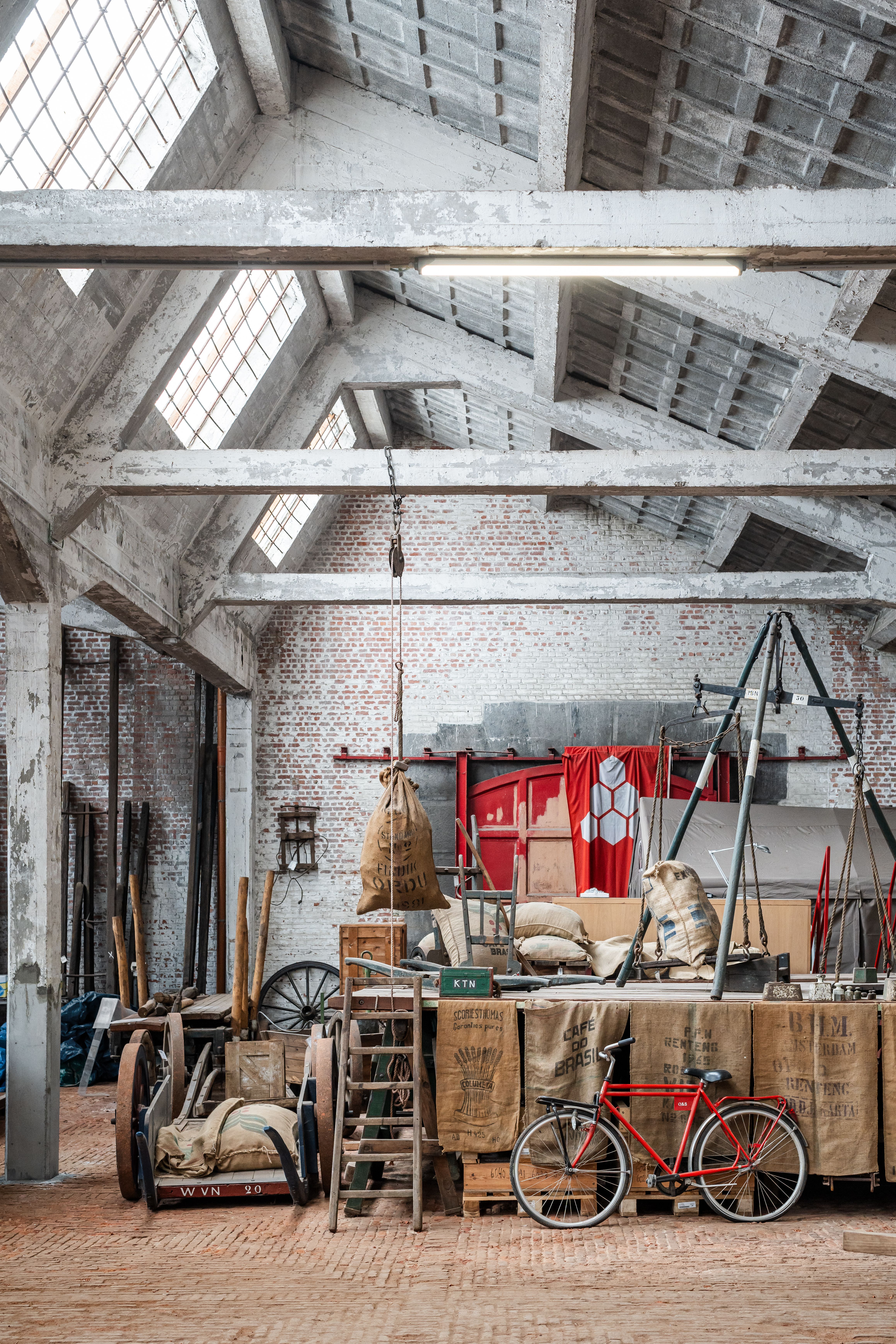 Interieur van het pakhuis met zicht op de collectie.