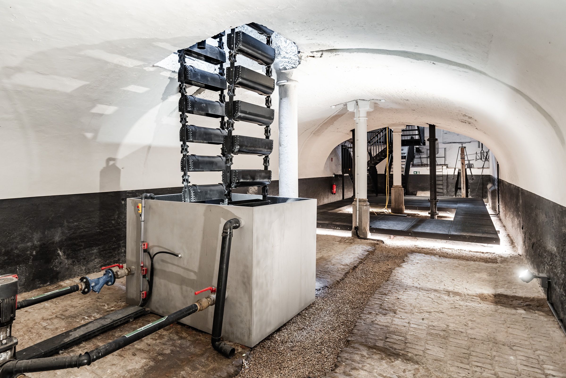 kelder met historisch systeem op water op te halen