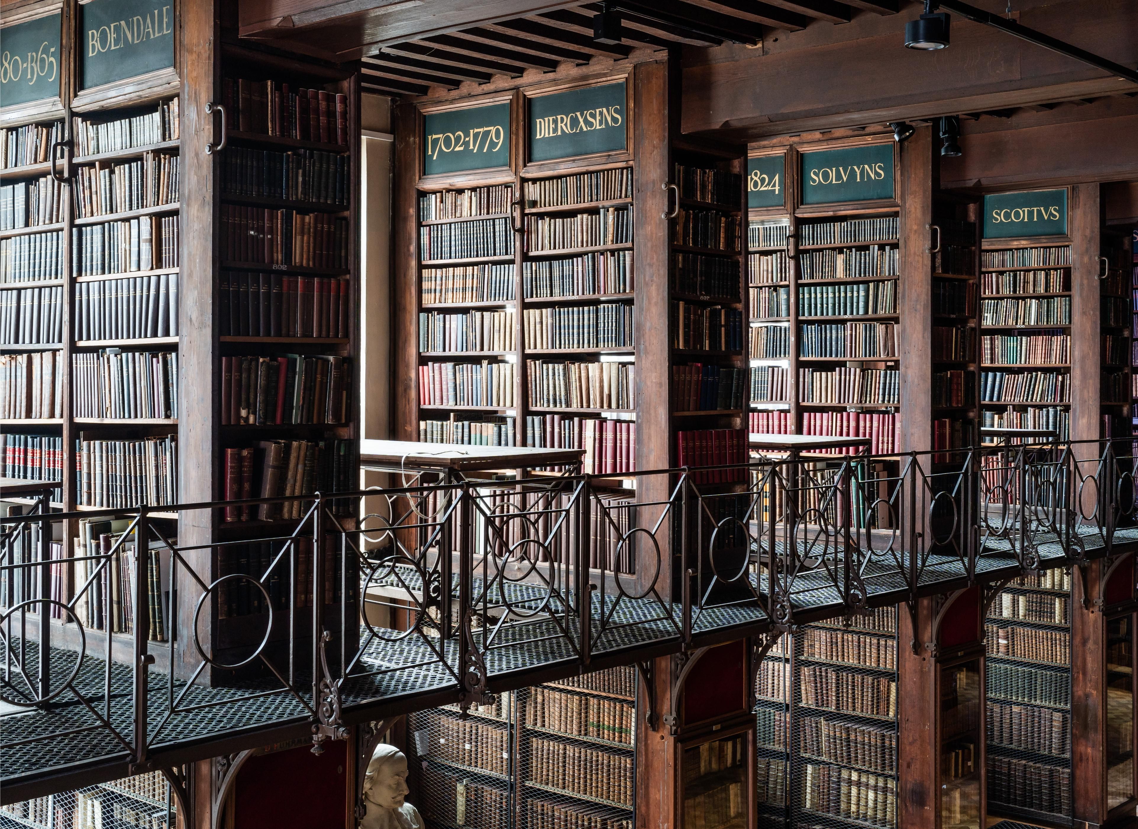 Zicht op boekenkasten in de Nottebohmzaal
