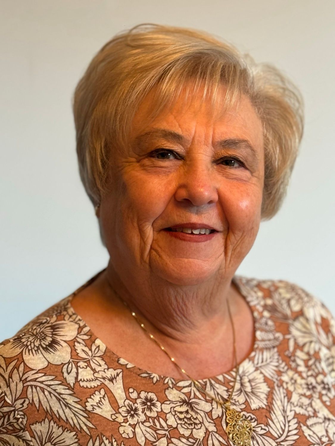 Portret van een oudere dame met kort blond haar