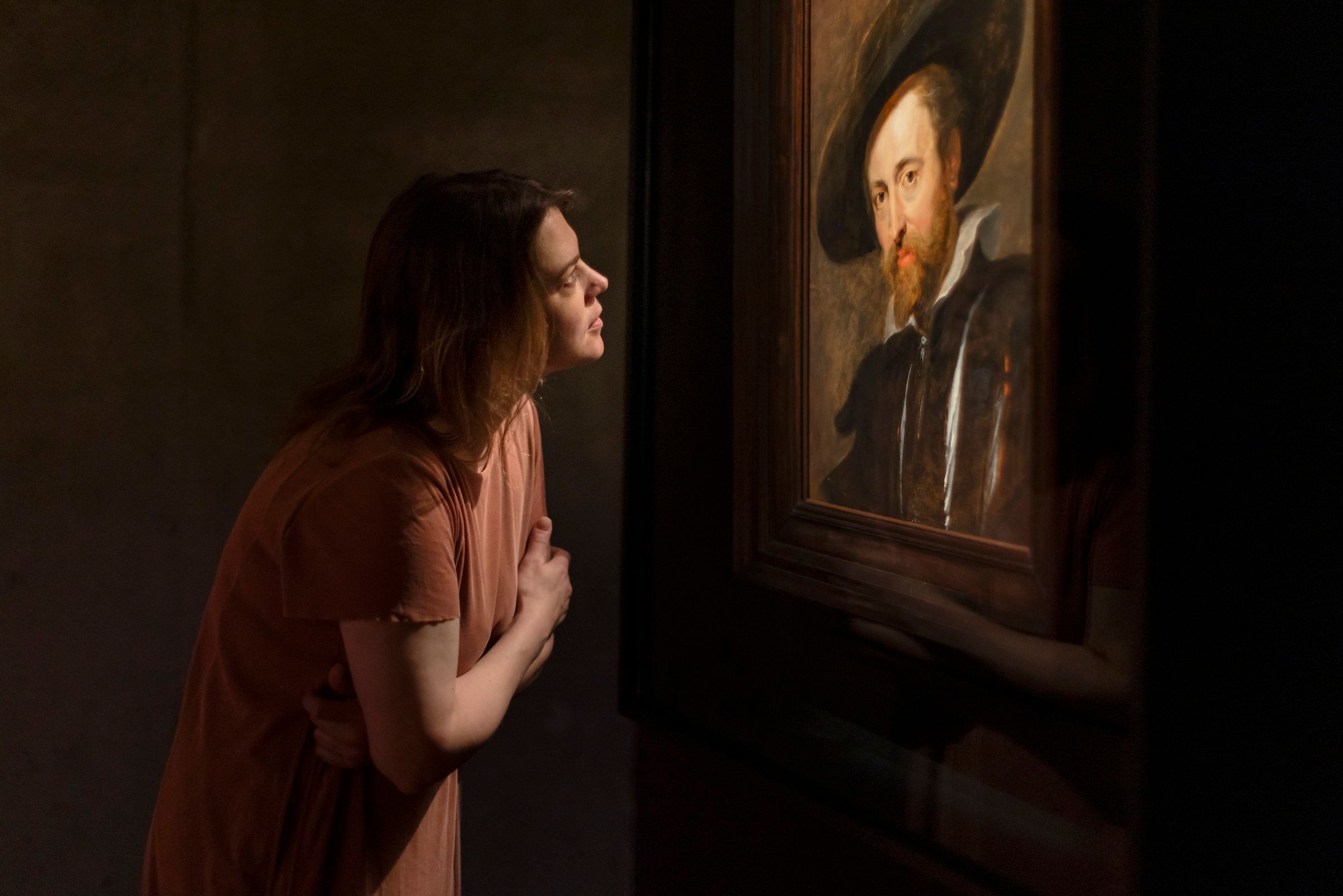 Vrouw kijkt naar zelfportret van Rubens