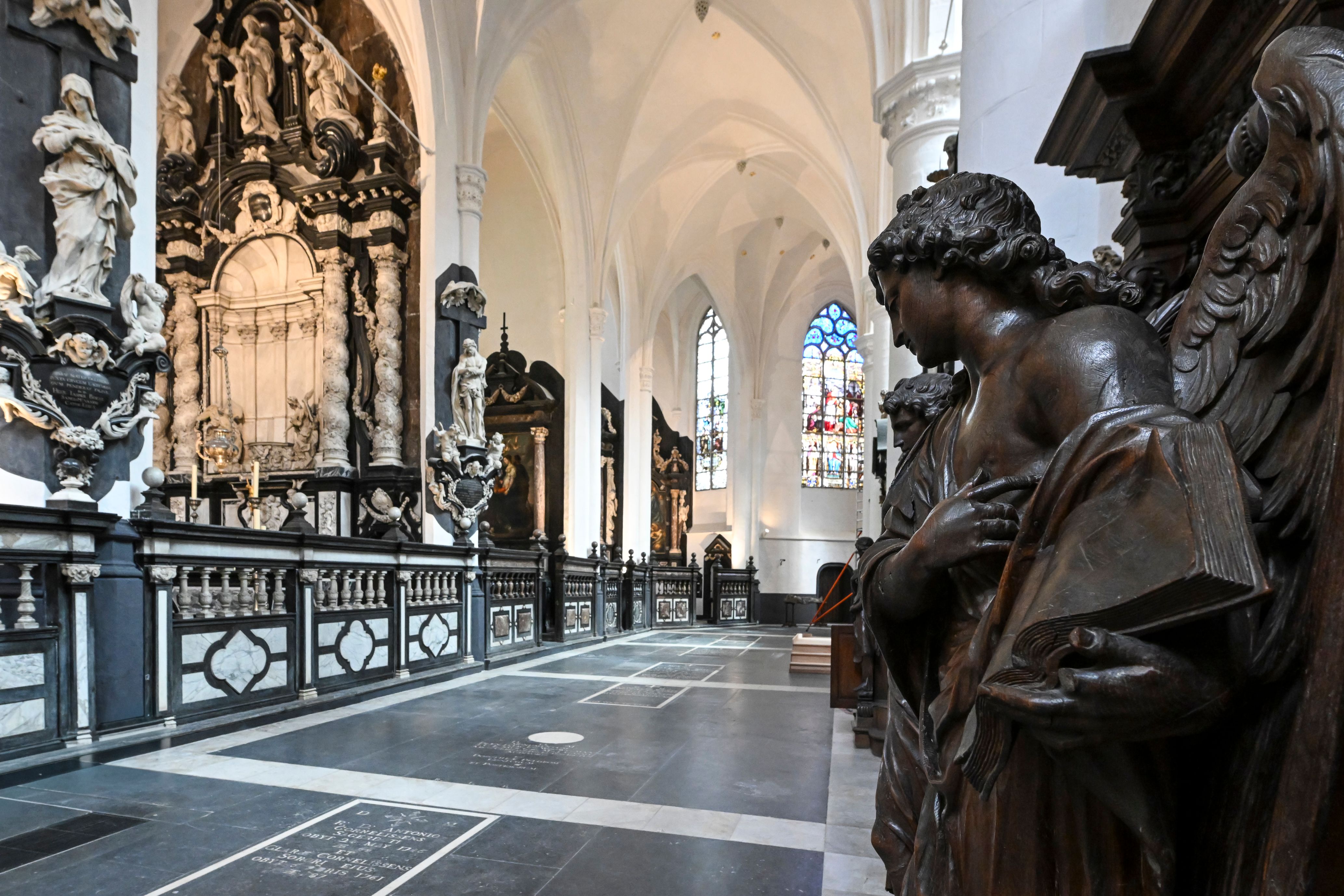 Interieur van de Sint-Jacobskerk met rechts een houten beeld.