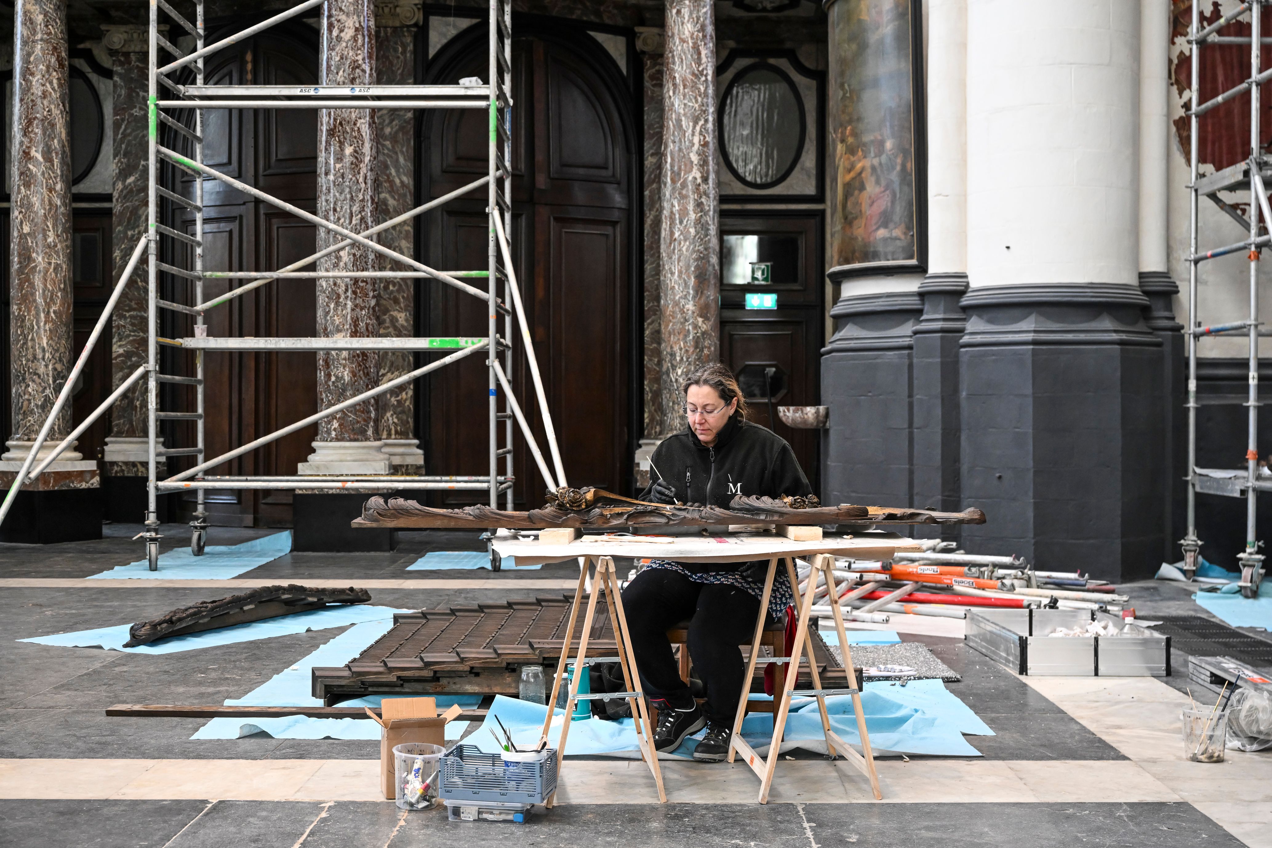 Houtrestauratrice aan het werk in de kerk