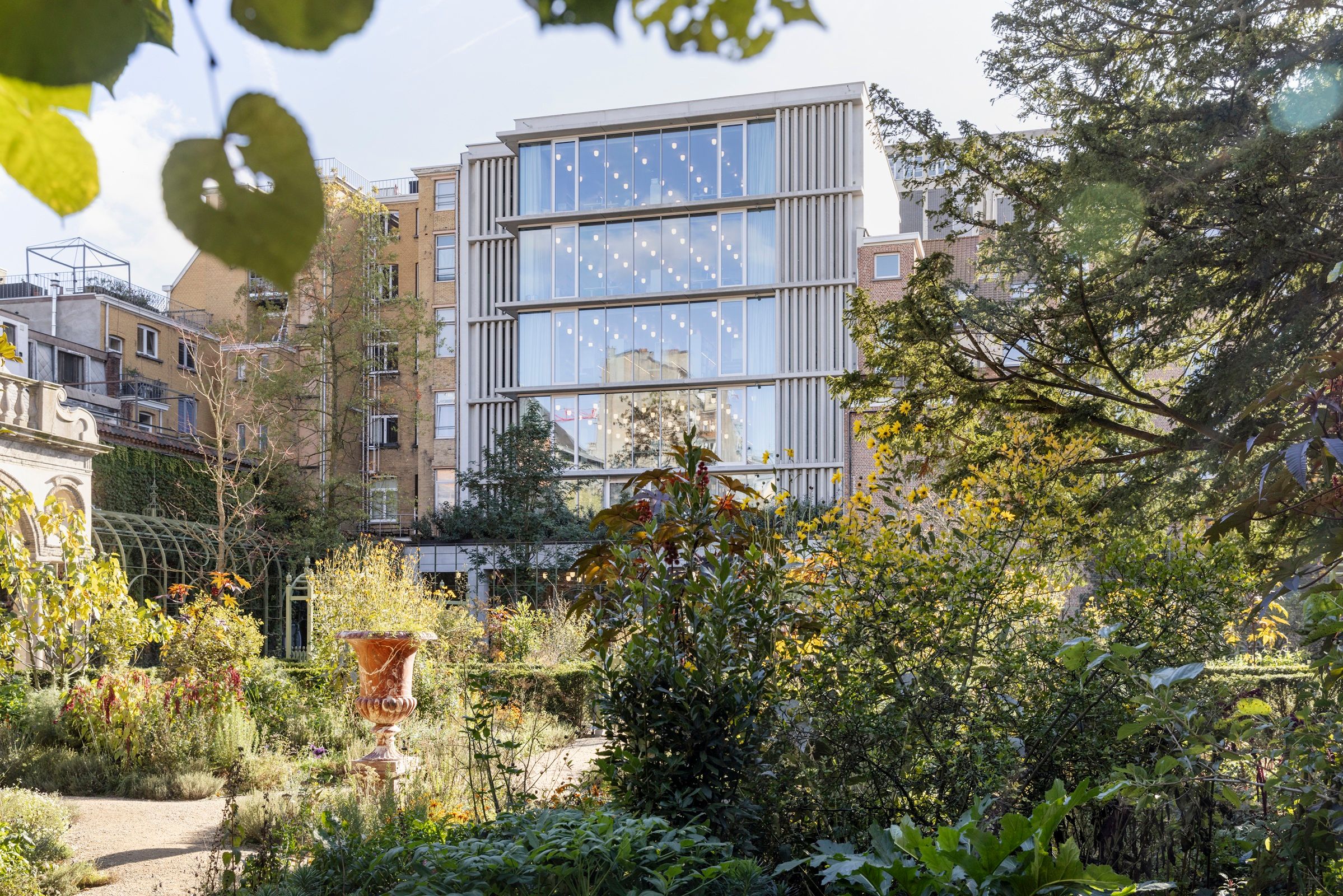 Zicht vanuit de Rubenstuin op het nieuwe inkompaviljoen