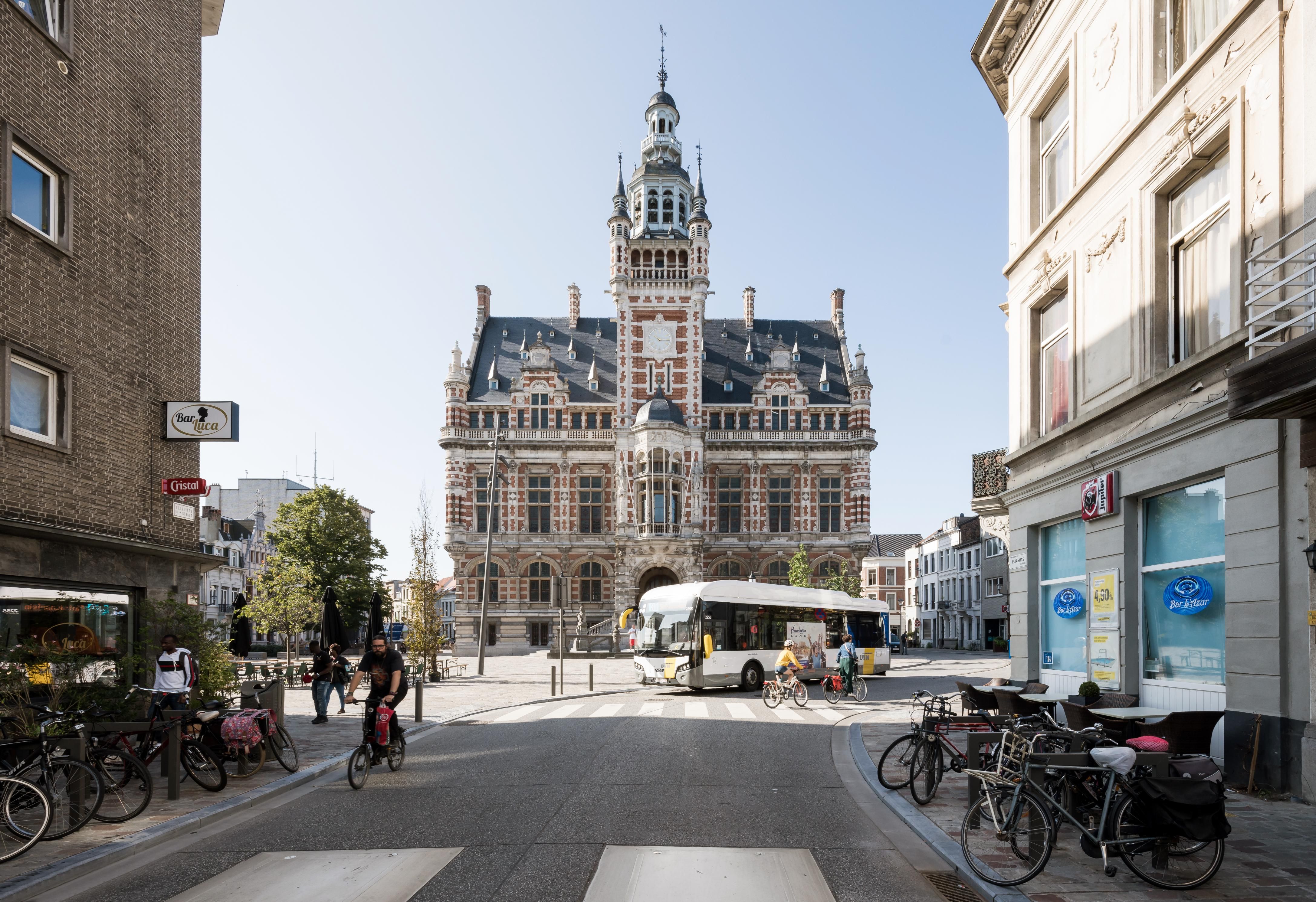 Doorkijk vanuit de Turnhoutsebaan naar het districtshuis van Borgerhout