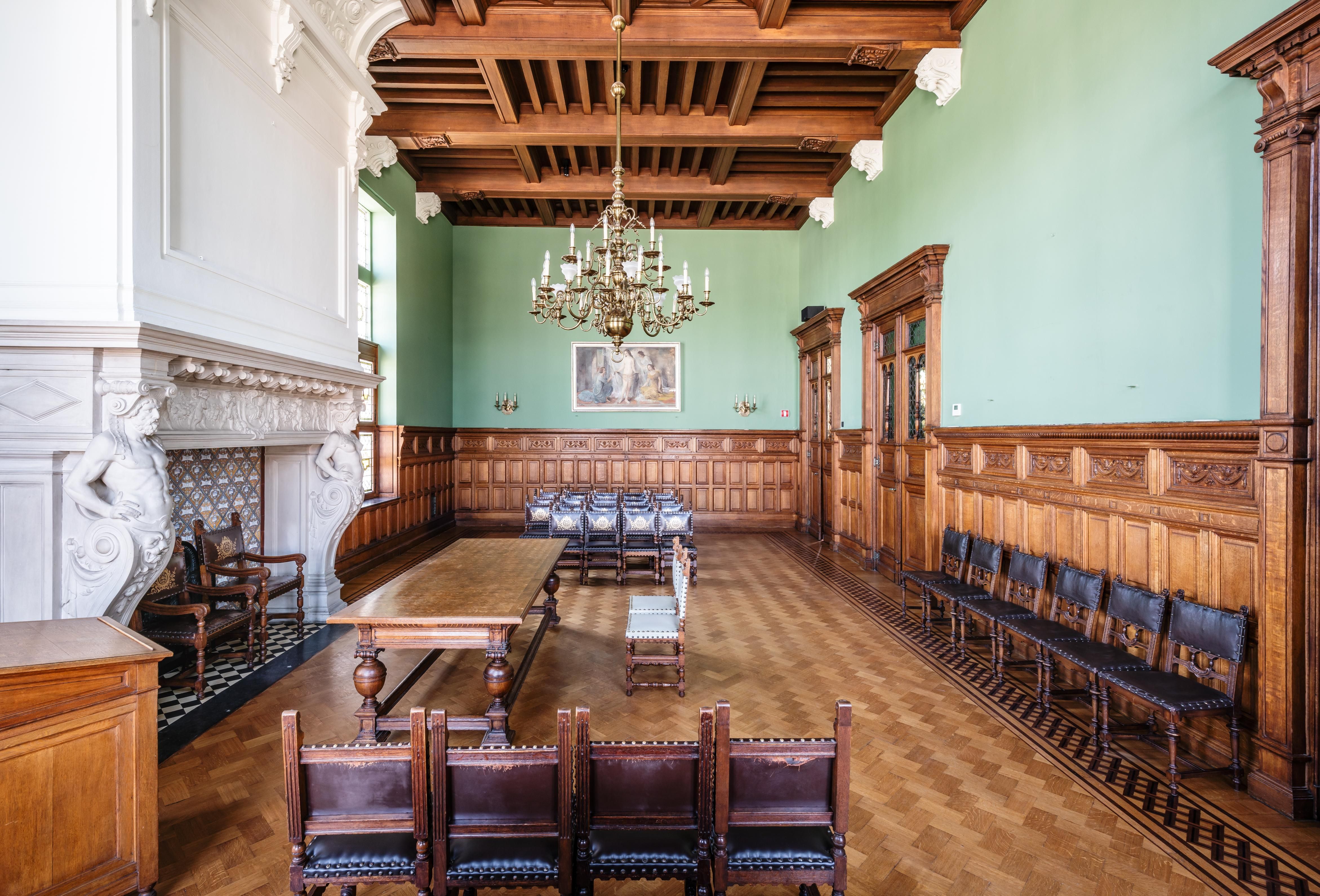 Monumentale zaal in Vlaamse neorenaissance met houten lambriseringen en een parketvloer