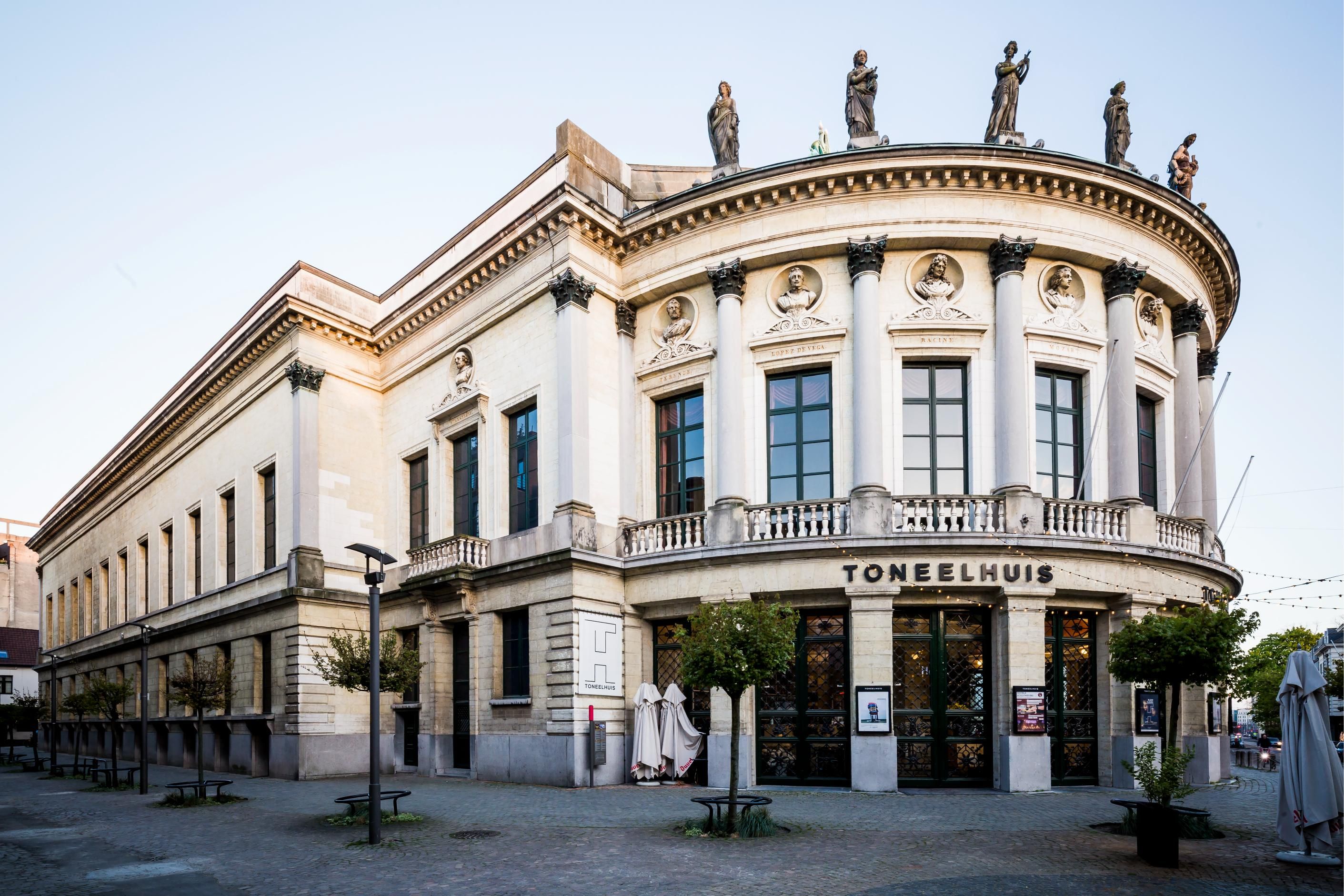 Bourlaschouwburg hoe het er vanop de straat uitziet.