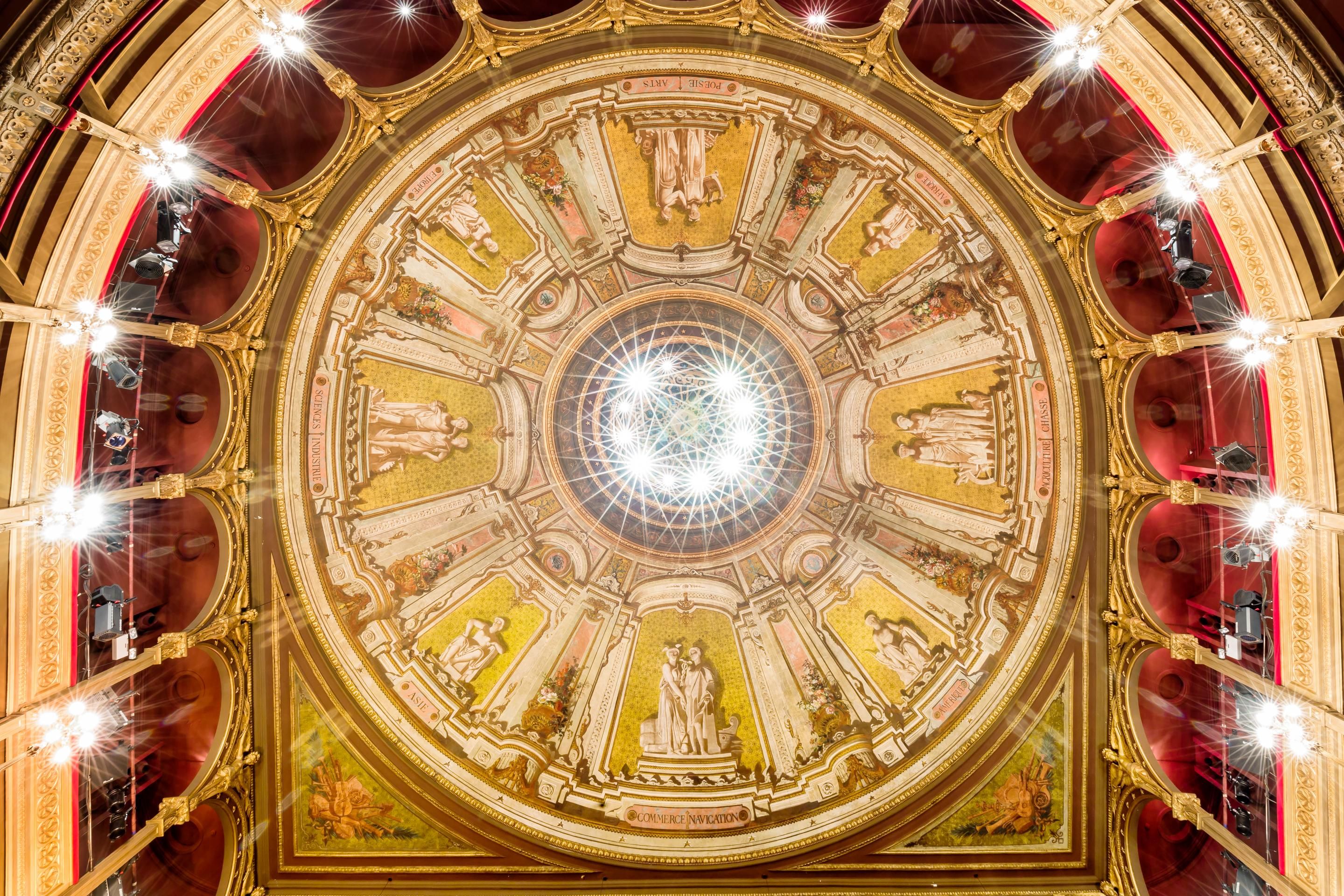 Plafond van zaal in Bourlaschouwburg met gouden details