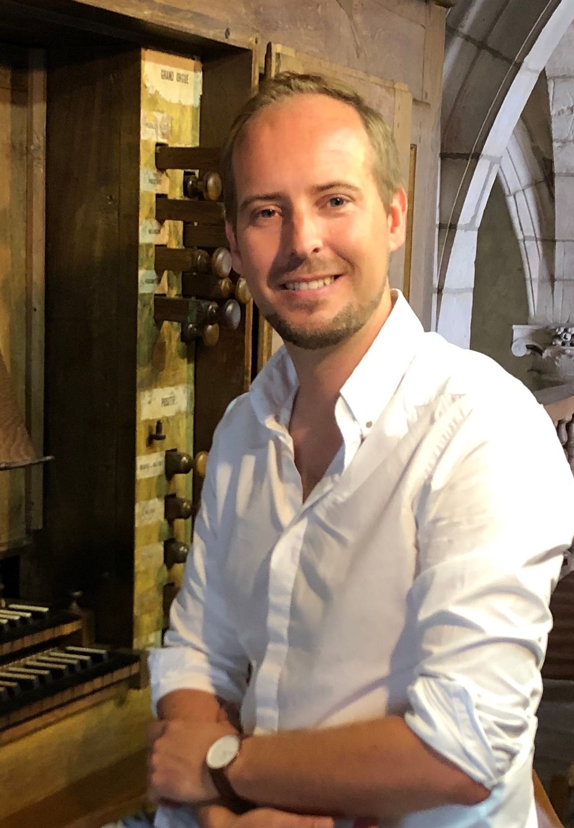 Portret van André Poortvliet voor een orgel.